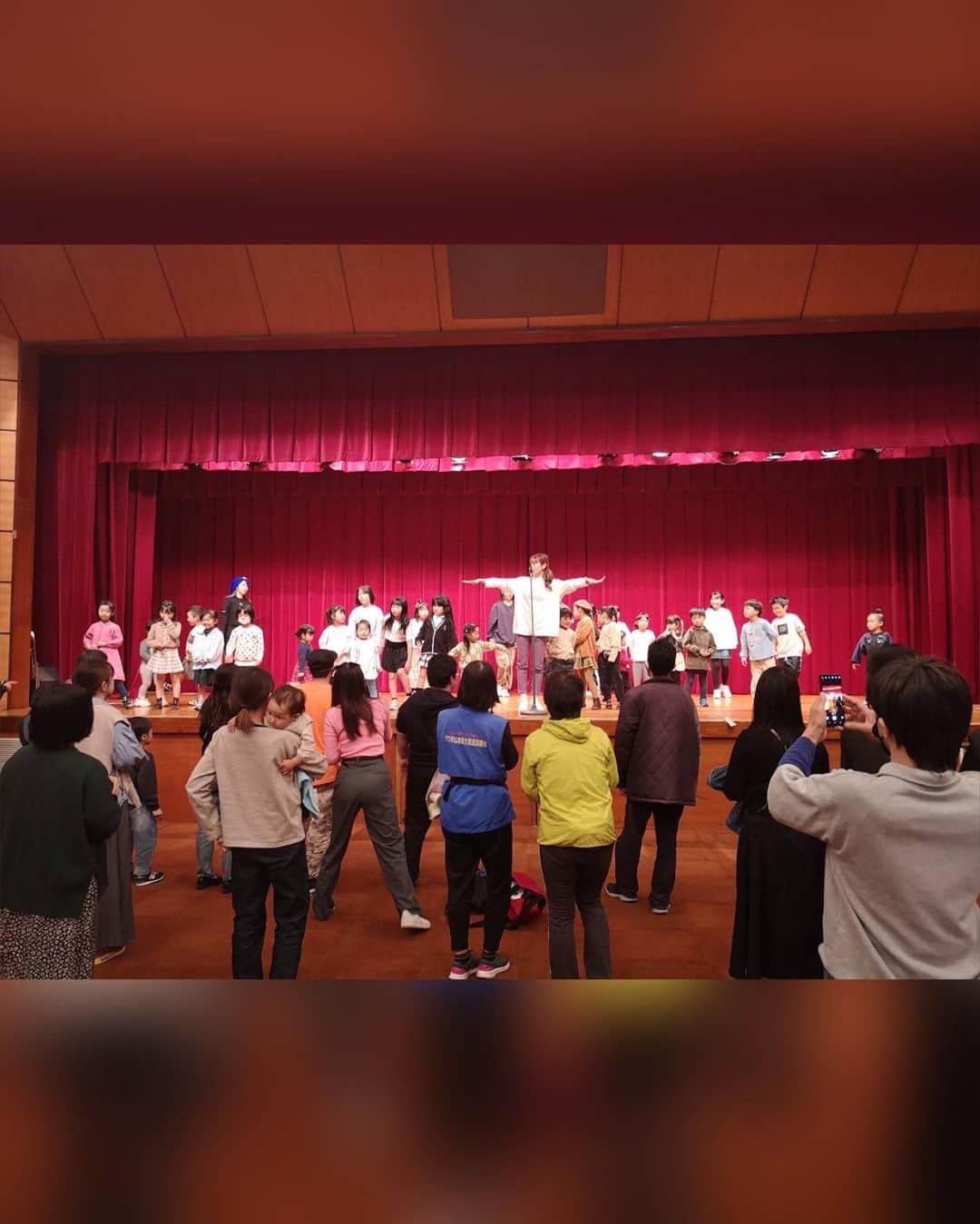 日向カンナさんのインスタグラム写真 - (日向カンナInstagram)「広島県大竹市でダンス体験イベントを開催いたしました👯✨✨こんなに沢山のファミリーの皆さんがやってきてくださいました👨‍👩‍👧! 今回体験してもらったのが、私が振付を担当しました、NHKみんなのうた「ダンディーひつじ執事」🐏 メェーメェメェーひ・つ・じ！ うんうん！可愛すぎる&子供たちのダンスの振り覚えの早さと記憶力が素晴らし過ぎました🥹✨✨  お父さんお母さんもお上手でしたが、子供たちの可愛さには…お手上げでしたね🤭✨体を動かす機会、ダンスをする機会は皆さんあまりないそうなので、また大竹市に帰る際は開催したいと思います🤗  そして、なんと言っても感慨深い。 ここのホールはね、私が子供の頃に何度か踊らせてもらったステージなのです🍀  天国にいるしーちゃん先生に、少しだけ胸を張って、ダンスで地元に少し恩返しができたかな？って、心で聞くことが出来ました😌🌈5年前に先生が渡してくれた最後のお手紙が冷蔵庫に貼ってあって、胸が熱くなりました。 次はね、地元の学校にも自ら訪れたいなって、心に決めたよ〜先生！  自分の行動が、誰かの未来の一部分になれるように✨  そして更に、いつも私が地元で推しているWill @will.superprice 様が、今回のダンスの衣装を提供してくださいました👚嬉しい〜✨✨ 社長様直々に、ありがとうございました🥹✨ 次は、Willのイメージモデルとして、CM出演させていただくのが目標ですっ🤭！ふふ。  #広島 #大竹市 #ツインテール #地元を盛り上げたい #応援大使 #hiroshima #体操のお姉さん #こどもとの時間  #원스 #데일리패션  #소통 #데일리룩 #일상  #japanease #좋아요  #japan #タビジョ #インフルエンサー #笑顔が人を幸せにする #笑顔が一番  #ありがとう  #旅 #旅インフルエンサー #旅スタグラム #旅を仕事に #旅するダンサー #日向カンナ」11月16日 18時27分 - kanna_hinata