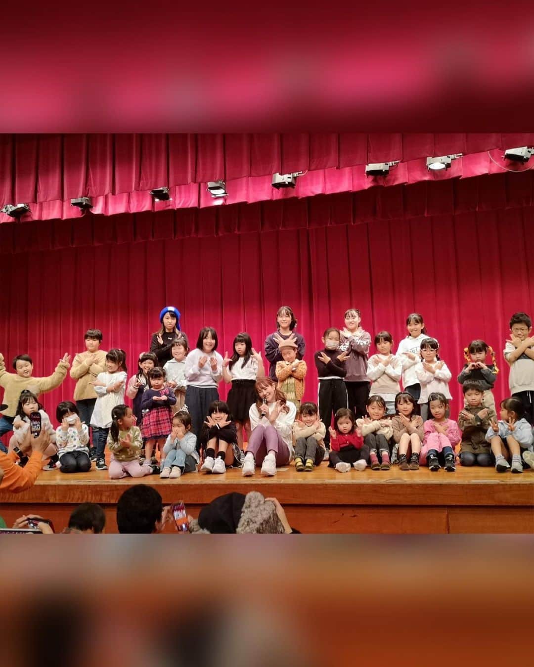 日向カンナさんのインスタグラム写真 - (日向カンナInstagram)「広島県大竹市でダンス体験イベントを開催いたしました👯✨✨こんなに沢山のファミリーの皆さんがやってきてくださいました👨‍👩‍👧! 今回体験してもらったのが、私が振付を担当しました、NHKみんなのうた「ダンディーひつじ執事」🐏 メェーメェメェーひ・つ・じ！ うんうん！可愛すぎる&子供たちのダンスの振り覚えの早さと記憶力が素晴らし過ぎました🥹✨✨  お父さんお母さんもお上手でしたが、子供たちの可愛さには…お手上げでしたね🤭✨体を動かす機会、ダンスをする機会は皆さんあまりないそうなので、また大竹市に帰る際は開催したいと思います🤗  そして、なんと言っても感慨深い。 ここのホールはね、私が子供の頃に何度か踊らせてもらったステージなのです🍀  天国にいるしーちゃん先生に、少しだけ胸を張って、ダンスで地元に少し恩返しができたかな？って、心で聞くことが出来ました😌🌈5年前に先生が渡してくれた最後のお手紙が冷蔵庫に貼ってあって、胸が熱くなりました。 次はね、地元の学校にも自ら訪れたいなって、心に決めたよ〜先生！  自分の行動が、誰かの未来の一部分になれるように✨  そして更に、いつも私が地元で推しているWill @will.superprice 様が、今回のダンスの衣装を提供してくださいました👚嬉しい〜✨✨ 社長様直々に、ありがとうございました🥹✨ 次は、Willのイメージモデルとして、CM出演させていただくのが目標ですっ🤭！ふふ。  #広島 #大竹市 #ツインテール #地元を盛り上げたい #応援大使 #hiroshima #体操のお姉さん #こどもとの時間  #원스 #데일리패션  #소통 #데일리룩 #일상  #japanease #좋아요  #japan #タビジョ #インフルエンサー #笑顔が人を幸せにする #笑顔が一番  #ありがとう  #旅 #旅インフルエンサー #旅スタグラム #旅を仕事に #旅するダンサー #日向カンナ」11月16日 18時27分 - kanna_hinata