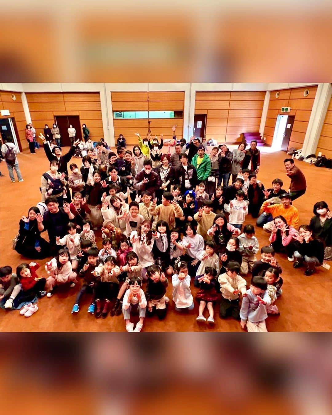 日向カンナさんのインスタグラム写真 - (日向カンナInstagram)「広島県大竹市でダンス体験イベントを開催いたしました👯✨✨こんなに沢山のファミリーの皆さんがやってきてくださいました👨‍👩‍👧! 今回体験してもらったのが、私が振付を担当しました、NHKみんなのうた「ダンディーひつじ執事」🐏 メェーメェメェーひ・つ・じ！ うんうん！可愛すぎる&子供たちのダンスの振り覚えの早さと記憶力が素晴らし過ぎました🥹✨✨  お父さんお母さんもお上手でしたが、子供たちの可愛さには…お手上げでしたね🤭✨体を動かす機会、ダンスをする機会は皆さんあまりないそうなので、また大竹市に帰る際は開催したいと思います🤗  そして、なんと言っても感慨深い。 ここのホールはね、私が子供の頃に何度か踊らせてもらったステージなのです🍀  天国にいるしーちゃん先生に、少しだけ胸を張って、ダンスで地元に少し恩返しができたかな？って、心で聞くことが出来ました😌🌈5年前に先生が渡してくれた最後のお手紙が冷蔵庫に貼ってあって、胸が熱くなりました。 次はね、地元の学校にも自ら訪れたいなって、心に決めたよ〜先生！  自分の行動が、誰かの未来の一部分になれるように✨  そして更に、いつも私が地元で推しているWill @will.superprice 様が、今回のダンスの衣装を提供してくださいました👚嬉しい〜✨✨ 社長様直々に、ありがとうございました🥹✨ 次は、Willのイメージモデルとして、CM出演させていただくのが目標ですっ🤭！ふふ。  #広島 #大竹市 #ツインテール #地元を盛り上げたい #応援大使 #hiroshima #体操のお姉さん #こどもとの時間  #원스 #데일리패션  #소통 #데일리룩 #일상  #japanease #좋아요  #japan #タビジョ #インフルエンサー #笑顔が人を幸せにする #笑顔が一番  #ありがとう  #旅 #旅インフルエンサー #旅スタグラム #旅を仕事に #旅するダンサー #日向カンナ」11月16日 18時27分 - kanna_hinata