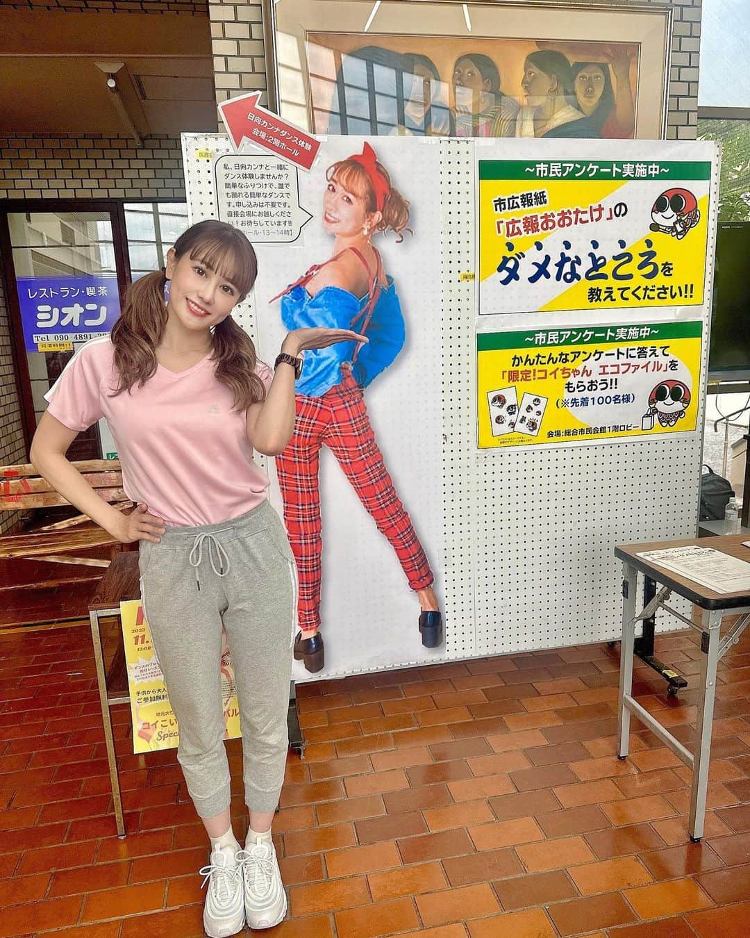 日向カンナのインスタグラム：「広島県大竹市でダンス体験イベントを開催いたしました👯✨✨こんなに沢山のファミリーの皆さんがやってきてくださいました👨‍👩‍👧! 今回体験してもらったのが、私が振付を担当しました、NHKみんなのうた「ダンディーひつじ執事」🐏 メェーメェメェーひ・つ・じ！ うんうん！可愛すぎる&子供たちのダンスの振り覚えの早さと記憶力が素晴らし過ぎました🥹✨✨  お父さんお母さんもお上手でしたが、子供たちの可愛さには…お手上げでしたね🤭✨体を動かす機会、ダンスをする機会は皆さんあまりないそうなので、また大竹市に帰る際は開催したいと思います🤗  そして、なんと言っても感慨深い。 ここのホールはね、私が子供の頃に何度か踊らせてもらったステージなのです🍀  天国にいるしーちゃん先生に、少しだけ胸を張って、ダンスで地元に少し恩返しができたかな？って、心で聞くことが出来ました😌🌈5年前に先生が渡してくれた最後のお手紙が冷蔵庫に貼ってあって、胸が熱くなりました。 次はね、地元の学校にも自ら訪れたいなって、心に決めたよ〜先生！  自分の行動が、誰かの未来の一部分になれるように✨  そして更に、いつも私が地元で推しているWill @will.superprice 様が、今回のダンスの衣装を提供してくださいました👚嬉しい〜✨✨ 社長様直々に、ありがとうございました🥹✨ 次は、Willのイメージモデルとして、CM出演させていただくのが目標ですっ🤭！ふふ。  #広島 #大竹市 #ツインテール #地元を盛り上げたい #応援大使 #hiroshima #体操のお姉さん #こどもとの時間  #원스 #데일리패션  #소통 #데일리룩 #일상  #japanease #좋아요  #japan #タビジョ #インフルエンサー #笑顔が人を幸せにする #笑顔が一番  #ありがとう  #旅 #旅インフルエンサー #旅スタグラム #旅を仕事に #旅するダンサー #日向カンナ」