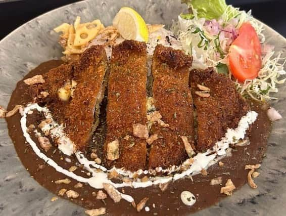 たけるさんのインスタグラム写真 - (たけるInstagram)「タダイマ！木曜日、本日のカレー探偵たけるは福岡市中央区大名の【和Cafe Rokuyou Tei 】をご紹介✨・ ・ 紺屋町通りの裏路地にあったBAR YOLOの人気カレー、その名も『YOLOカレー』が移転＆業態変更にも負けず生き残っていた‼️ ・ 野菜、肉、スパイスの凝縮された旨味が特徴のチキンカレー。繊維状になるまでじっくり煮込まれた鶏肉のねっとり感は一度食べたら病みつきになります🤤・ ・ 負けず劣らず人気のポルチーニココナッツチキンカレーも絶品‼️まろやかさほ中にポルチーニ茸のリッチな香りがフワッ。・ ・ 個人的には青唐辛子をたっぷり追加するのがオススメです #まだ懲りてない ・ ・ 和カレーは…本当に食べさせて貰えなかったので絶対自分で食べに行きますね…大葉チーズのはさみカツ…お出汁の効いた欧風寄りのルー…絶対美味しいよね… ・ ・ ・ 今後は人気のためカレーが独立‼️専門店である新店舗オープン予定です。詳しくは @wacafe_rokuyoutei をチェックお願いします🤲・ ・ ・ ・ 【調査依頼募集】 カレーの事なら何でも構いません。このインスタのDMまたはメール curry@rkbr.jp まで🕵️‍♂️ ・ ・ #本当にひと口もくれないスタッフさん達 #タダイマ !  #RKB  #宮脇憲一 アナウンサー  #本庄麻里子 アナウンサー #池尻和佳子 アナウンサー #秋本ゆかり さん #中村賢司 さん ファイナンシャルプランナー #龍山康朗 さん #気象予報士 #TAKERU #たける  #ボイジャー #ウルトラマン #エントリーサービスプロモーション」11月16日 18時36分 - take_yan78