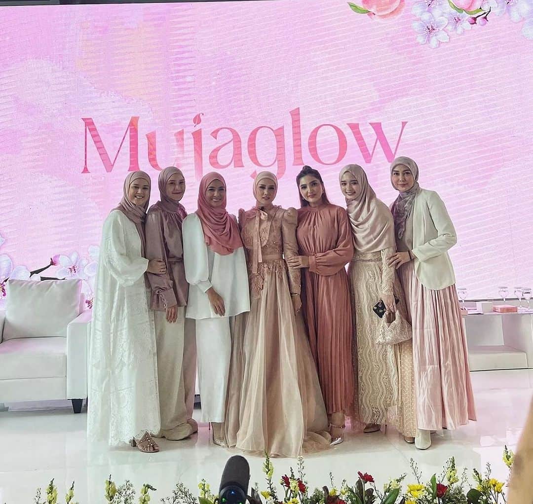 Ashantyのインスタグラム：「Congrats neng @mulanjameela1 buat launching produk baru nya.. semoga sukses dan laris.. Amin..」