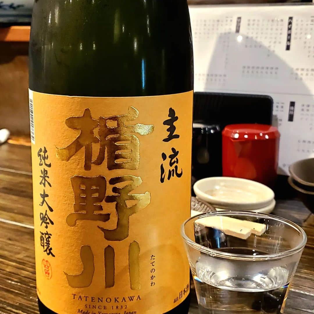 おっきゃがりさんのインスタグラム写真 - (おっきゃがりInstagram)「今日の隠し酒 山形県  楯野川  主流  この主流はすっきりとしたイメージの強い楯野川により深みを増した厚みを感じさせてくれて 単体で飲むより料理と一緒に楽しんでほしいお酒という印象です。  ーーーーー海鮮と寿司ーーーーー   季楽酒場おっきゃがり  　　　　　-営業時間-  　　平日17 :00〜25:00(Lo24:00)  土日祝17:00〜25:00(Lo24:00)  　　　　　-電話番号-  　　　　06-6454-3511  　　　　　　-住所- 　　大阪市福島区福島７丁目 　　　　　２-５ふくまる通り57    －－－－－－姉妹店－－－－－－ 　　うたげどころ　うぉっしゅ  　　　　　-住所- 　　北区曽根崎新地２丁目 　　　３-１３若杉大阪駅前ビル Ｂ1Ｆ  #オーゼットカンパニー #居酒屋 #福島居酒屋 #大阪福島居酒屋 #寿司酒場 #日本酒 #魚 #海鮮 #アテ寿司 #寿司 #おっきゃがり #アルバイト募集 #ふくまる通りグルメ #魚しか勝たん #寿司しか勝たん #ぐるめすきな人と繋がりたい #酒すきな人と繋がりたい #さけすたぐらむ #大阪 #福島区 #福島区グルメ #うたげどころうぉっしゅ #好きな人がいること #うますぎ」11月16日 18時29分 - okkyagari