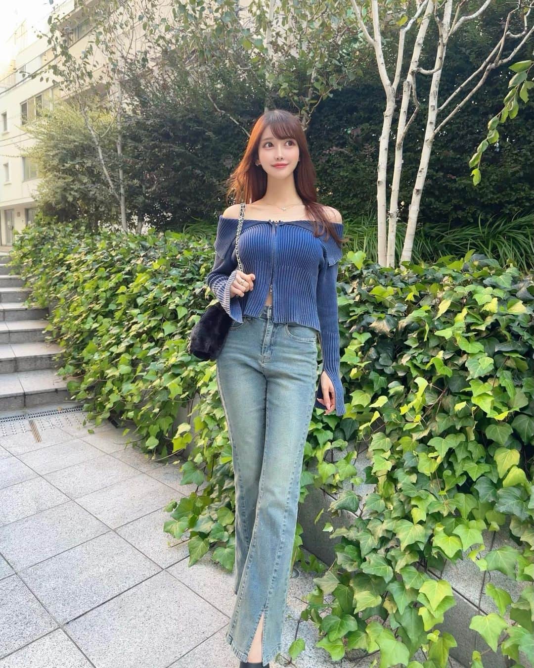 MAYUさんのインスタグラム写真 - (MAYUInstagram)「. オフショルのお洋服だいすきっ💙✨ ダブルジップだからお腹もチラッと見せるのがかわいい🫶🏻 . . 試すたび、好きが見つかる。 届くたび、好きが増えてく。🛍️💕 @shein_japan  . 商品ID 👖🩵🖤 トップス：22613321 デニム：23569958 バッグ：24930624 . 🎟️クーポンコード【BFJP300】 . . #SHEINblackfriday#SHEIN#SHEINforAll#PR#SHEINGoodFinds#saveinstyle#SHEINhome#SHEINappliances#loveshein#ootd#fashion#fashionstyle#denim」11月16日 18時29分 - mayu.kina_golf