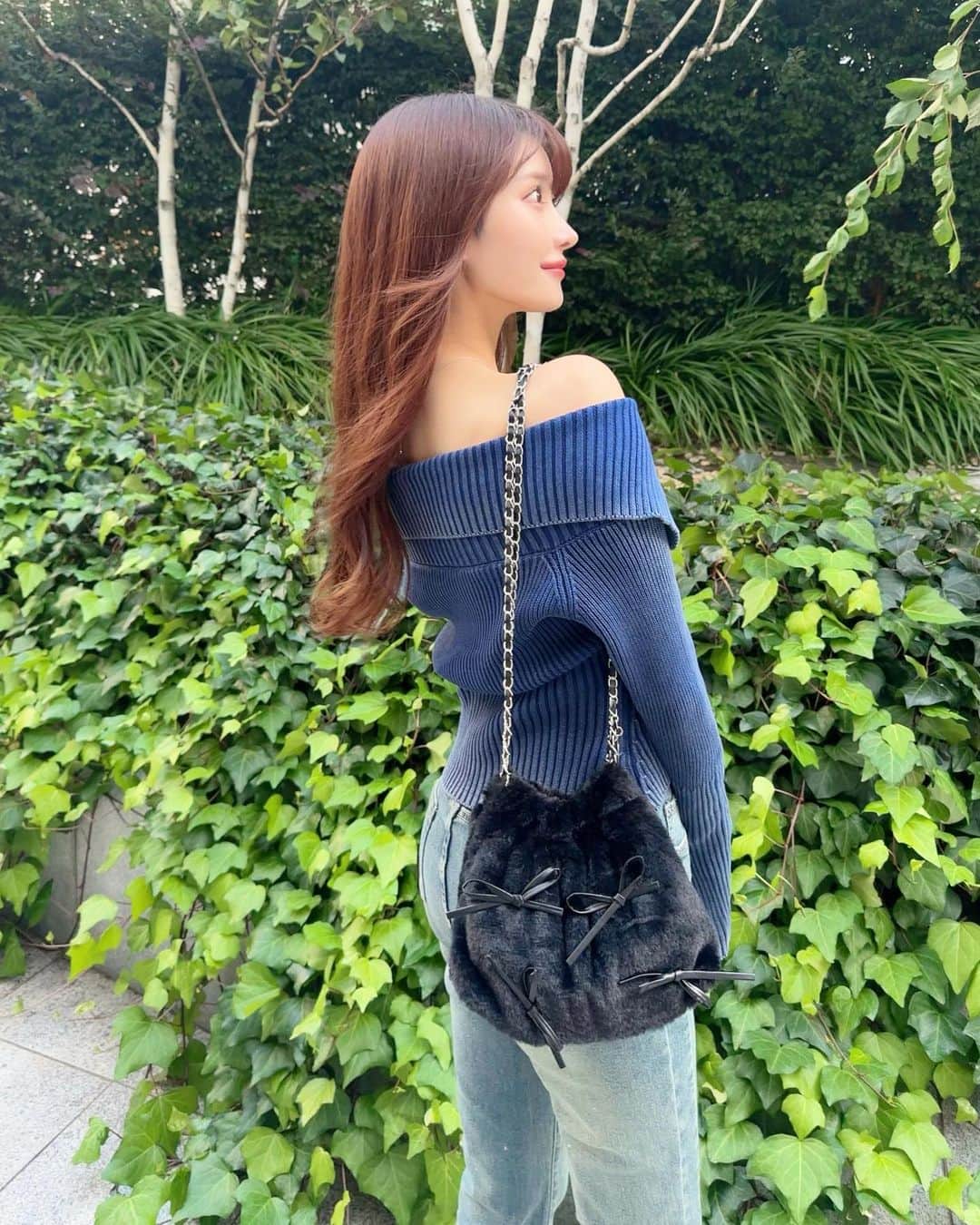 MAYUさんのインスタグラム写真 - (MAYUInstagram)「. オフショルのお洋服だいすきっ💙✨ ダブルジップだからお腹もチラッと見せるのがかわいい🫶🏻 . . 試すたび、好きが見つかる。 届くたび、好きが増えてく。🛍️💕 @shein_japan  . 商品ID 👖🩵🖤 トップス：22613321 デニム：23569958 バッグ：24930624 . 🎟️クーポンコード【BFJP300】 . . #SHEINblackfriday#SHEIN#SHEINforAll#PR#SHEINGoodFinds#saveinstyle#SHEINhome#SHEINappliances#loveshein#ootd#fashion#fashionstyle#denim」11月16日 18時29分 - mayu.kina_golf