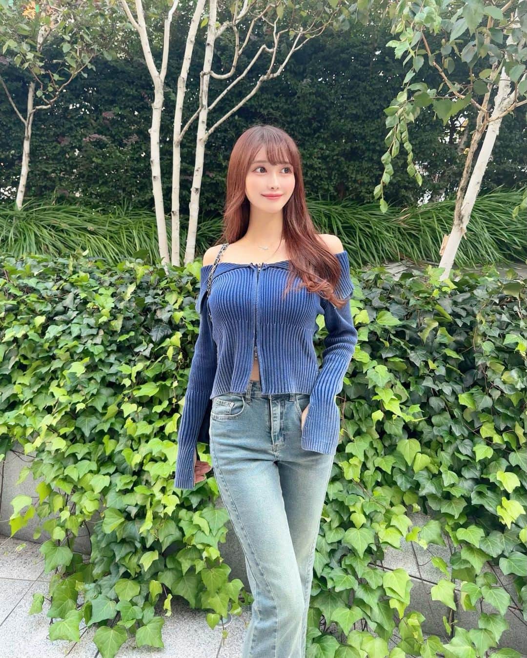 MAYUさんのインスタグラム写真 - (MAYUInstagram)「. オフショルのお洋服だいすきっ💙✨ ダブルジップだからお腹もチラッと見せるのがかわいい🫶🏻 . . 試すたび、好きが見つかる。 届くたび、好きが増えてく。🛍️💕 @shein_japan  . 商品ID 👖🩵🖤 トップス：22613321 デニム：23569958 バッグ：24930624 . 🎟️クーポンコード【BFJP300】 . . #SHEINblackfriday#SHEIN#SHEINforAll#PR#SHEINGoodFinds#saveinstyle#SHEINhome#SHEINappliances#loveshein#ootd#fashion#fashionstyle#denim」11月16日 18時29分 - mayu.kina_golf