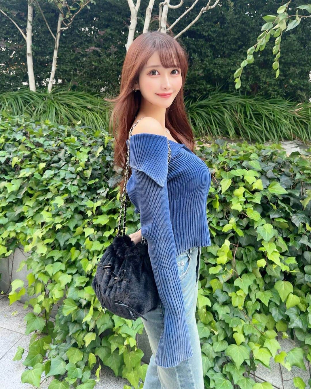 MAYUさんのインスタグラム写真 - (MAYUInstagram)「. オフショルのお洋服だいすきっ💙✨ ダブルジップだからお腹もチラッと見せるのがかわいい🫶🏻 . . 試すたび、好きが見つかる。 届くたび、好きが増えてく。🛍️💕 @shein_japan  . 商品ID 👖🩵🖤 トップス：22613321 デニム：23569958 バッグ：24930624 . 🎟️クーポンコード【BFJP300】 . . #SHEINblackfriday#SHEIN#SHEINforAll#PR#SHEINGoodFinds#saveinstyle#SHEINhome#SHEINappliances#loveshein#ootd#fashion#fashionstyle#denim」11月16日 18時29分 - mayu.kina_golf