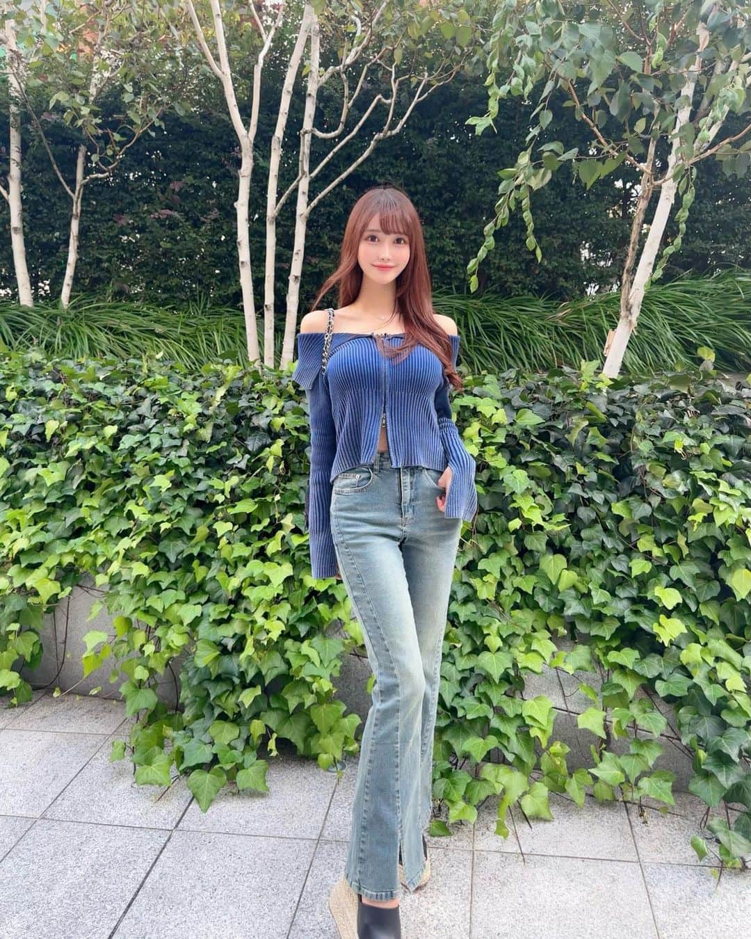MAYUさんのインスタグラム写真 - (MAYUInstagram)「. オフショルのお洋服だいすきっ💙✨ ダブルジップだからお腹もチラッと見せるのがかわいい🫶🏻 . . 試すたび、好きが見つかる。 届くたび、好きが増えてく。🛍️💕 @shein_japan  . 商品ID 👖🩵🖤 トップス：22613321 デニム：23569958 バッグ：24930624 . 🎟️クーポンコード【BFJP300】 . . #SHEINblackfriday#SHEIN#SHEINforAll#PR#SHEINGoodFinds#saveinstyle#SHEINhome#SHEINappliances#loveshein#ootd#fashion#fashionstyle#denim」11月16日 18時29分 - mayu.kina_golf