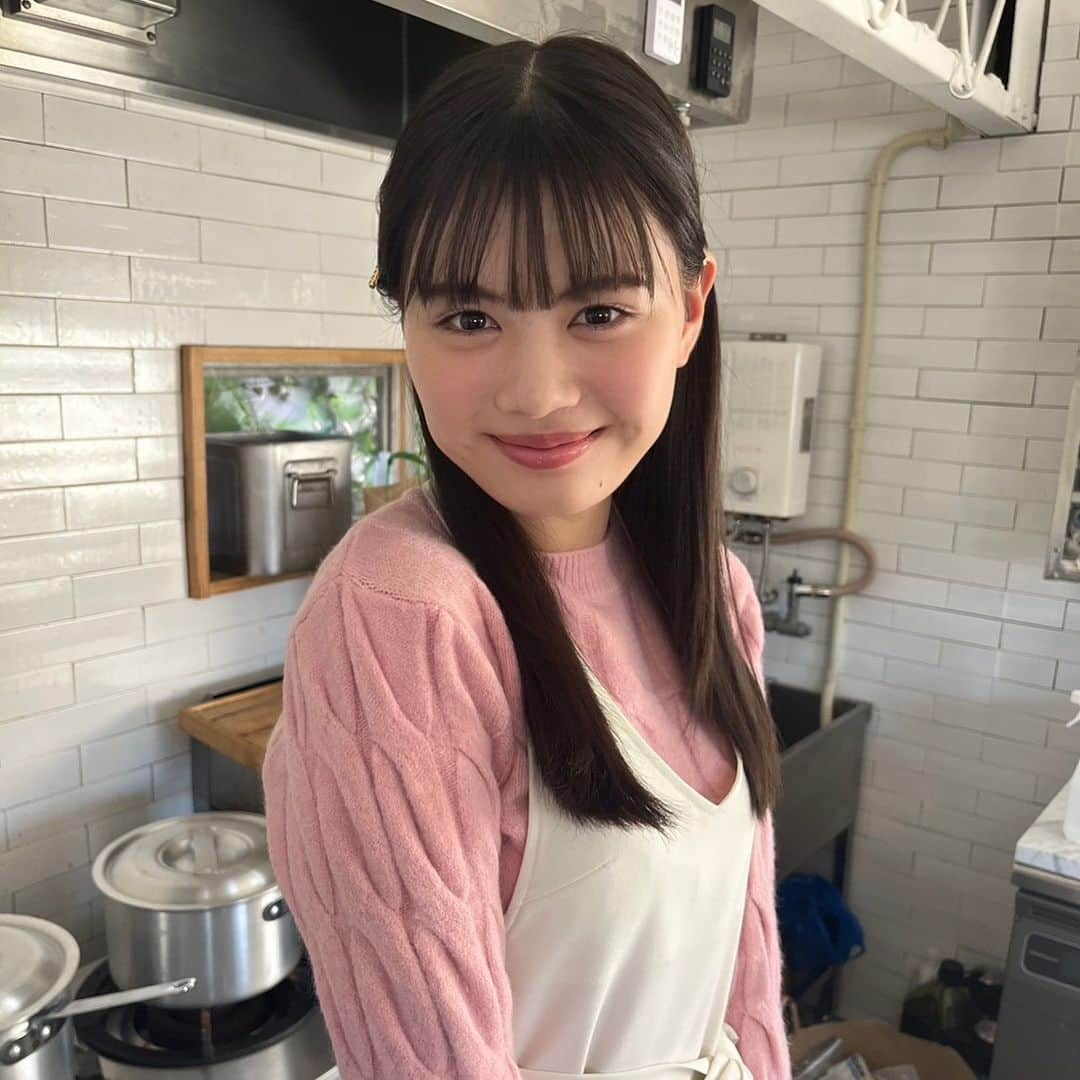 Seventeenさんのインスタグラム写真 - (SeventeenInstagram)「お菓子作りが得意なせいら👩‍🍳💗 秋冬号のST料理部撮影の休憩中📸  この日はせいら、みさき、こっちゃんの3人で クリスマススイーツと韓国っぽスイーツを作ったよ🥣✨ どんなスイーツができたかは本誌を見てね🍰🧁  #Seventeen #ST秋冬号 #雑誌 #最新号 #雑誌モデル  #ファッション #モデル #STモデル #STモ #セブンティーンモデル #オフショット #オフショ #可愛い女の子 #相羽星良 #料理 #料理部」11月16日 18時30分 - seventeenjp_mag