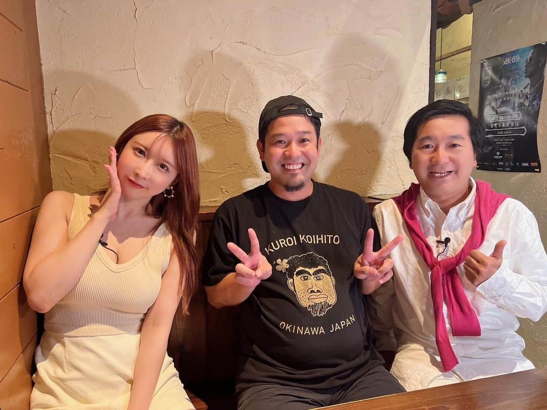 のインスタグラム：「「うんぱいのハグ漫遊」沖縄ロケ。「月曜から夜ふかし」でお馴染みの嫁ニーさんのお店でロケしました。ハブ酒をいっぱい飲んで後半の記憶がありません…。  #うんぱいのハグ漫遊  #うんぱい さん #セクシー女優 #嫁ニー さん #沖縄  #小石田純一 #お笑い芸人 #ものまね芸人」