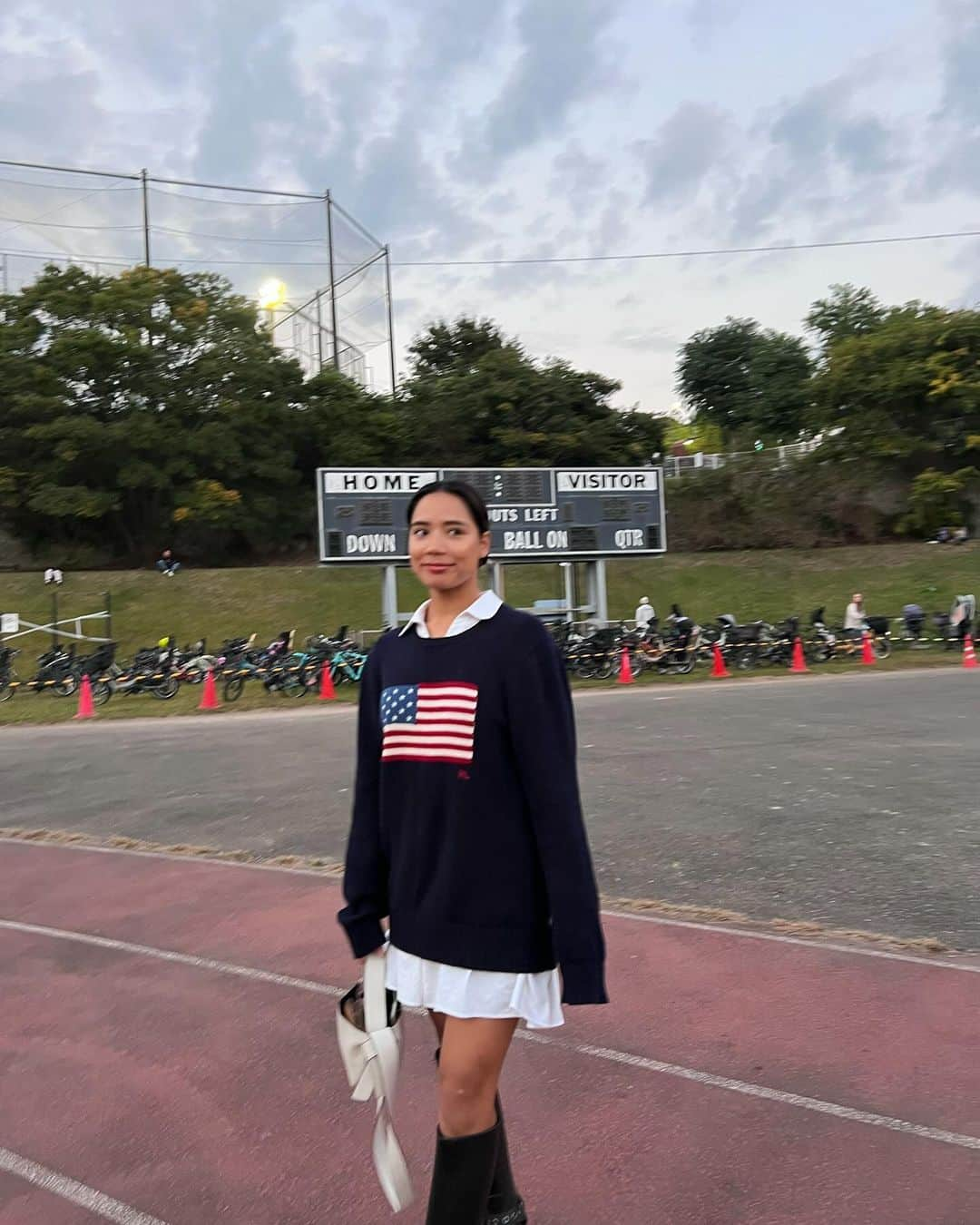 真幸良さんのインスタグラム写真 - (真幸良Instagram)「最近のお洋服たち👼🏼  「長く愛せない洋服は買わない」 と決めて、いわゆるファストファッションを買わなくなってからもうすぐ2年。  「長く愛用できる洋服」ってだいぶふわっとした抽象的な表現で、きっとその定義は人それぞれ。  ファストファッションであっても長く着れる！！という人もいるかもしれないけど、 私は990円で買った白Tにシミをつけてしまった時、クリーニングに出すのを迷うくらい安い洋服を買うのはもう辞めようと決めた。  今私のクローゼットにある洋服は全部がスタメンで簡単には手放せないほど思い入れの詰まったものたち。  だから、ボタンが取れたら同じものもしくは似たものを見つけて縫うし 穴が空いたら塞ぐし 伸びて緩くなったらゴムをつける。  手縫いだし器用でもないので出来栄えは100点とはいかないけれど、こうやって洋服たちと向き合って育てていく時間がたまらなく愛おしい🥰  昔はなんでもお直しして使う母を見て「貧乏くさい」と思っていたけど、今では長く使いたいと思えるものたちに囲まれる生活こそ豊かなんだなと感じる。  本格的に寒くなってきてきっとこのタイミングで衣替えをする人も多いと思うので、  今の自分が持っている洋服の量 普段自分が買っている洋服の量 そして普段自分が手放している洋服の量を  改めて見直して自分にとって「長く愛せる洋服」とはなにかを考えてみて欲しい🫶🏽  #秋コーデ #秋服 #カジュアルコーデ #サスティナブルファッション #古着mix」11月16日 18時30分 - mayuri_158cm