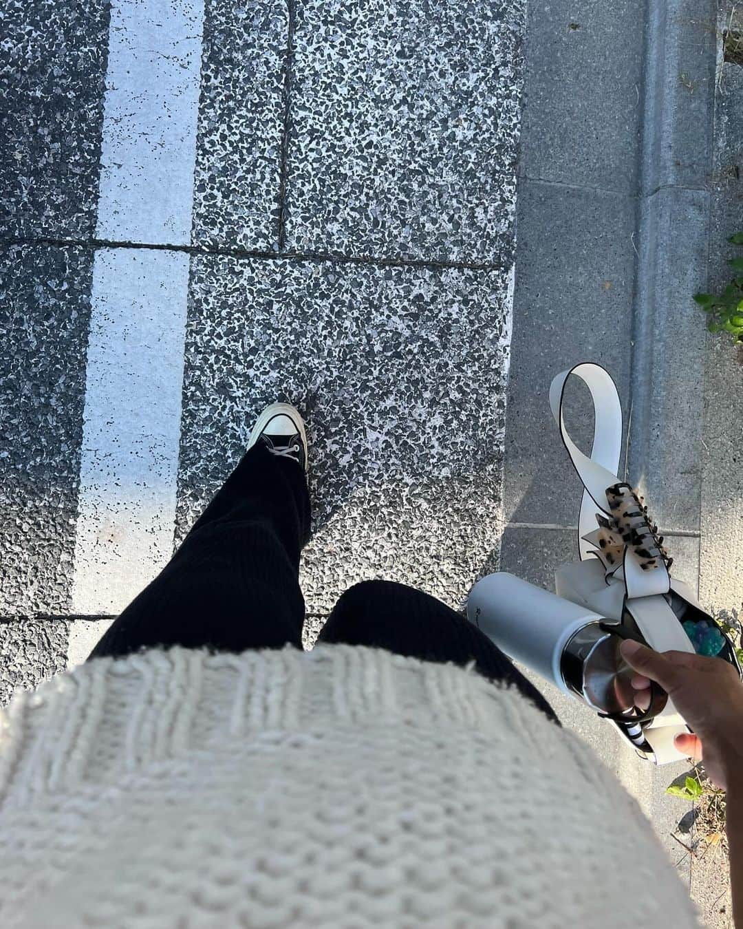 真幸良さんのインスタグラム写真 - (真幸良Instagram)「最近のお洋服たち👼🏼  「長く愛せない洋服は買わない」 と決めて、いわゆるファストファッションを買わなくなってからもうすぐ2年。  「長く愛用できる洋服」ってだいぶふわっとした抽象的な表現で、きっとその定義は人それぞれ。  ファストファッションであっても長く着れる！！という人もいるかもしれないけど、 私は990円で買った白Tにシミをつけてしまった時、クリーニングに出すのを迷うくらい安い洋服を買うのはもう辞めようと決めた。  今私のクローゼットにある洋服は全部がスタメンで簡単には手放せないほど思い入れの詰まったものたち。  だから、ボタンが取れたら同じものもしくは似たものを見つけて縫うし 穴が空いたら塞ぐし 伸びて緩くなったらゴムをつける。  手縫いだし器用でもないので出来栄えは100点とはいかないけれど、こうやって洋服たちと向き合って育てていく時間がたまらなく愛おしい🥰  昔はなんでもお直しして使う母を見て「貧乏くさい」と思っていたけど、今では長く使いたいと思えるものたちに囲まれる生活こそ豊かなんだなと感じる。  本格的に寒くなってきてきっとこのタイミングで衣替えをする人も多いと思うので、  今の自分が持っている洋服の量 普段自分が買っている洋服の量 そして普段自分が手放している洋服の量を  改めて見直して自分にとって「長く愛せる洋服」とはなにかを考えてみて欲しい🫶🏽  #秋コーデ #秋服 #カジュアルコーデ #サスティナブルファッション #古着mix」11月16日 18時30分 - mayuri_158cm