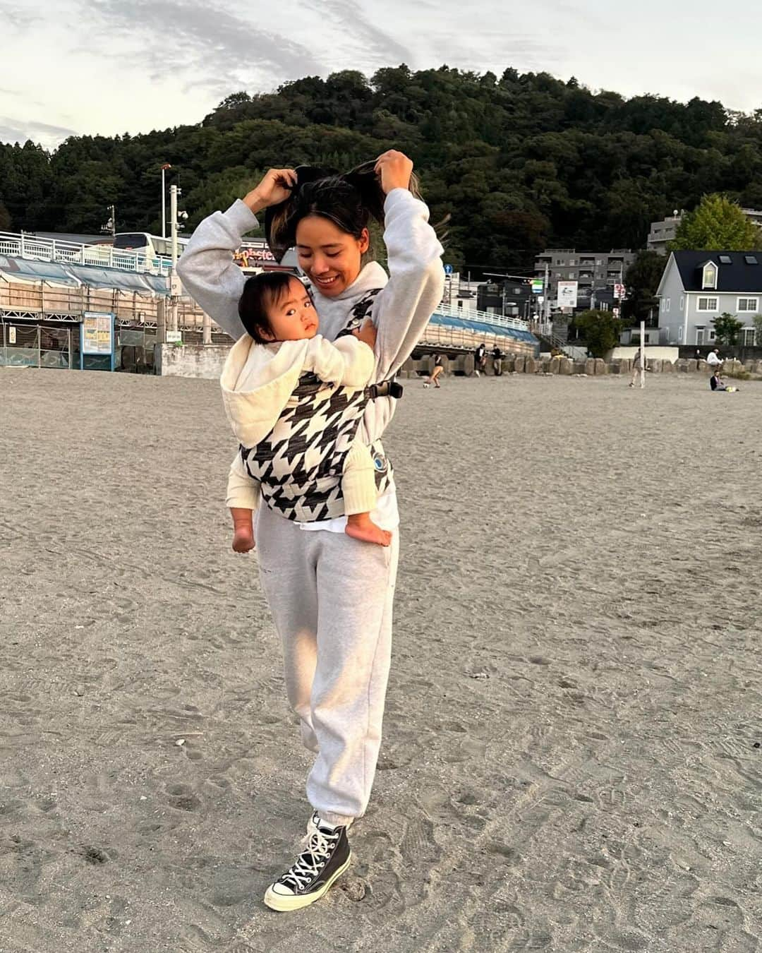 真幸良さんのインスタグラム写真 - (真幸良Instagram)「最近のお洋服たち👼🏼  「長く愛せない洋服は買わない」 と決めて、いわゆるファストファッションを買わなくなってからもうすぐ2年。  「長く愛用できる洋服」ってだいぶふわっとした抽象的な表現で、きっとその定義は人それぞれ。  ファストファッションであっても長く着れる！！という人もいるかもしれないけど、 私は990円で買った白Tにシミをつけてしまった時、クリーニングに出すのを迷うくらい安い洋服を買うのはもう辞めようと決めた。  今私のクローゼットにある洋服は全部がスタメンで簡単には手放せないほど思い入れの詰まったものたち。  だから、ボタンが取れたら同じものもしくは似たものを見つけて縫うし 穴が空いたら塞ぐし 伸びて緩くなったらゴムをつける。  手縫いだし器用でもないので出来栄えは100点とはいかないけれど、こうやって洋服たちと向き合って育てていく時間がたまらなく愛おしい🥰  昔はなんでもお直しして使う母を見て「貧乏くさい」と思っていたけど、今では長く使いたいと思えるものたちに囲まれる生活こそ豊かなんだなと感じる。  本格的に寒くなってきてきっとこのタイミングで衣替えをする人も多いと思うので、  今の自分が持っている洋服の量 普段自分が買っている洋服の量 そして普段自分が手放している洋服の量を  改めて見直して自分にとって「長く愛せる洋服」とはなにかを考えてみて欲しい🫶🏽  #秋コーデ #秋服 #カジュアルコーデ #サスティナブルファッション #古着mix」11月16日 18時30分 - mayuri_158cm