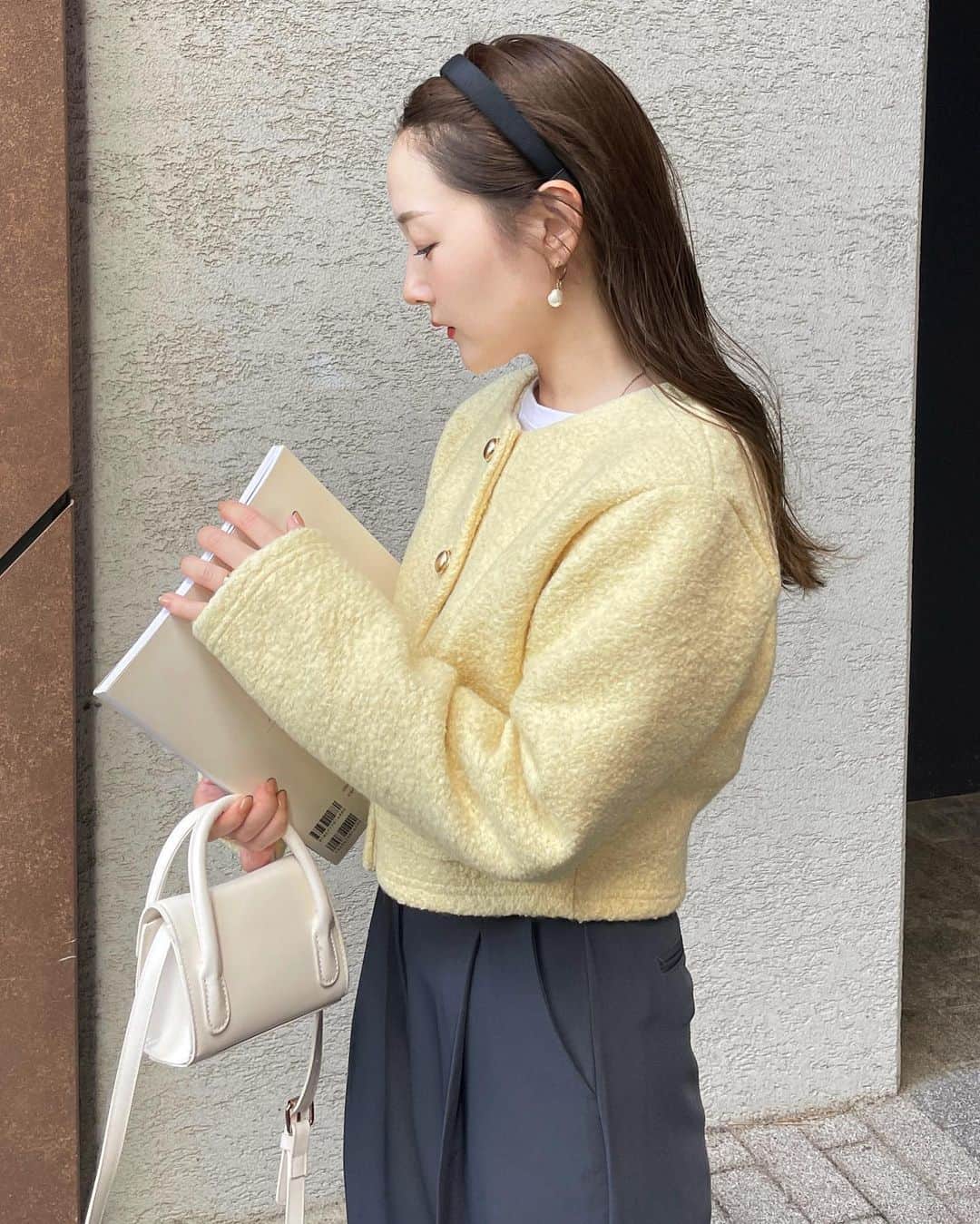 大田くるみのインスタグラム：「来週発売のひよこジャケットで レディなコーデ🐣💛  丈がスッキリしてて 野暮ったく見えないジャケットは貴重！  ワンピースに合わせてもかわいいよねえ💭  ゴールドのボタンと、 この淡い卵焼きみたいなイエローがたまらなくタイプです🍳  発売したらまたストーリーに アップするね〜♡  パンツはもう発売してる 低身長丈も選べるタックパンツだよ！👖  ちょっと薄手だけど肉感を拾わないので 綺麗め&痩せて見えるのよ🥹 . . . #低身長コーデ #骨格ストレート #骨ストコーデ  #骨格ストレートコーデ」