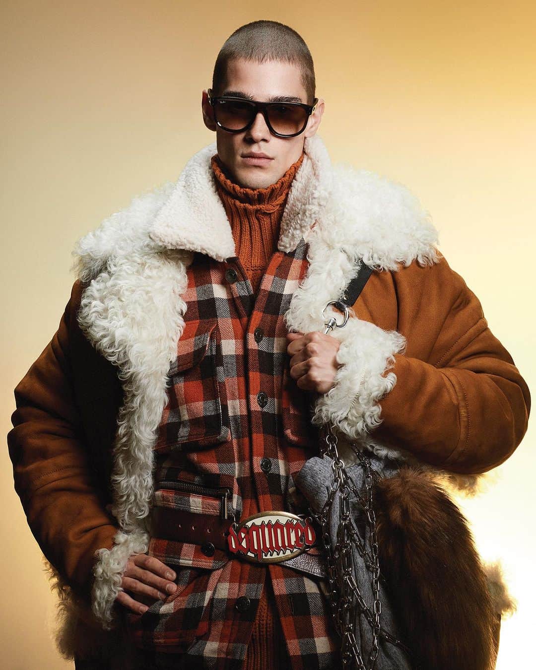 ディースクエアードのインスタグラム：「Winter uniform: ‘cozy-but-cool’ edition 🌬️  @vman Photography: @erik_lee_snyder  Model: @lawry98 (@heroesmodels)  #D2EDITORIALS #DSQUARED2」