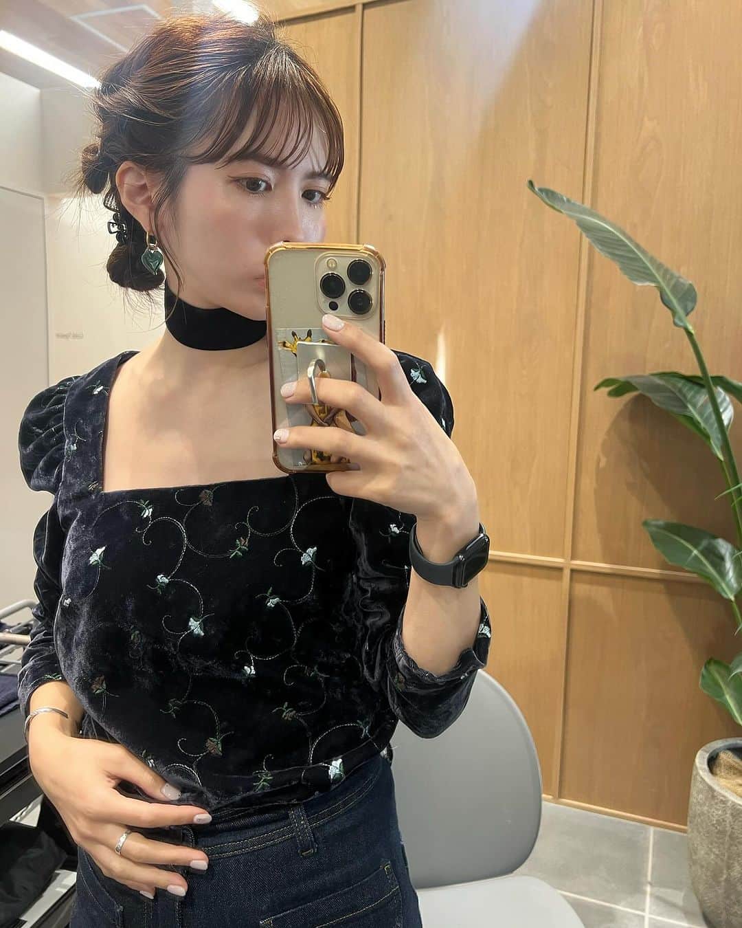 古賀美紀のインスタグラム：「久しぶりにdenim👖♡  【schedule】 -—————————  21日(火) 15:30 ケアカラーのみ  22日(水) 16:30  24日(金) 10:00  26日(日) 18:00  バングカットカラーorカラーのみ  28日(火)からのご予約も 埋まり始めてるので早めの ご予約オススメです♡  -—————————  12月は予約が特に 埋まりやすいので 早めのご予約オススメです♡！  【人気NO1！bleach無しでできる色素薄めカラー】 嫌な赤みを消してくれて透明感抜群な  「 #オリーブベージュ ❤︎」  現在の明るさより明るくしたい方、地毛からのカラーのお客様はダブルケアカラー  選択お願いします♡  ✨オススメメニュー✨ "人気No.1" ✔️プレミアムケアカラー　¥11400~ 毛髪強化剤♡髪の毛を補強し切れ毛・枝毛を98.6%防ぎます！ →髪の毛に凄く良いので、髪の毛を綺麗に持続させたい方オススメです！  "前処理剤オプションメニュー" 毛髪は、約80%のタンパク質（PPT）と 約5%の脂質（CMC）約12%の水分で構成されています。  前処理剤のPPTとCMCを＋する事で カラーの仕上がりとカラーの持続性をUPします♡！  ✔️CMC ¥1500 ブリーチ、ヘアカラーの薬剤を均一に浸透させる。 ダメージ補修と保湿をし髪表面をツヤやかに 指通りをよくする。 →髪の硬さ、パサつき、ゴワつきは cmcが失われてるのでオススメです♡！  ✔️PPT ¥1500 ダメージを補修し、ダメージで失った髪の タンパク質部分を補修し、弾力を与えてくれます。 ヘアカラーの再現性と持ちを高める。 →ダメージや色落ちが気になる方オススメ 【プレミアムケアカラーとの同時施術でさらに効果UP！】  ✔️CMC＋PPT ¥3000 更にクオリティを高めたい方オススメです♡  ※前処理を希望の方は、予約時にどの前処理をしたいか LINEしてください♡  ※バングカット、バングカット顔まわり単品メニューは DMからのご予約になります✂︎  ※希望のお日にち時間帯、フルネーム、お電話番号記入📝」