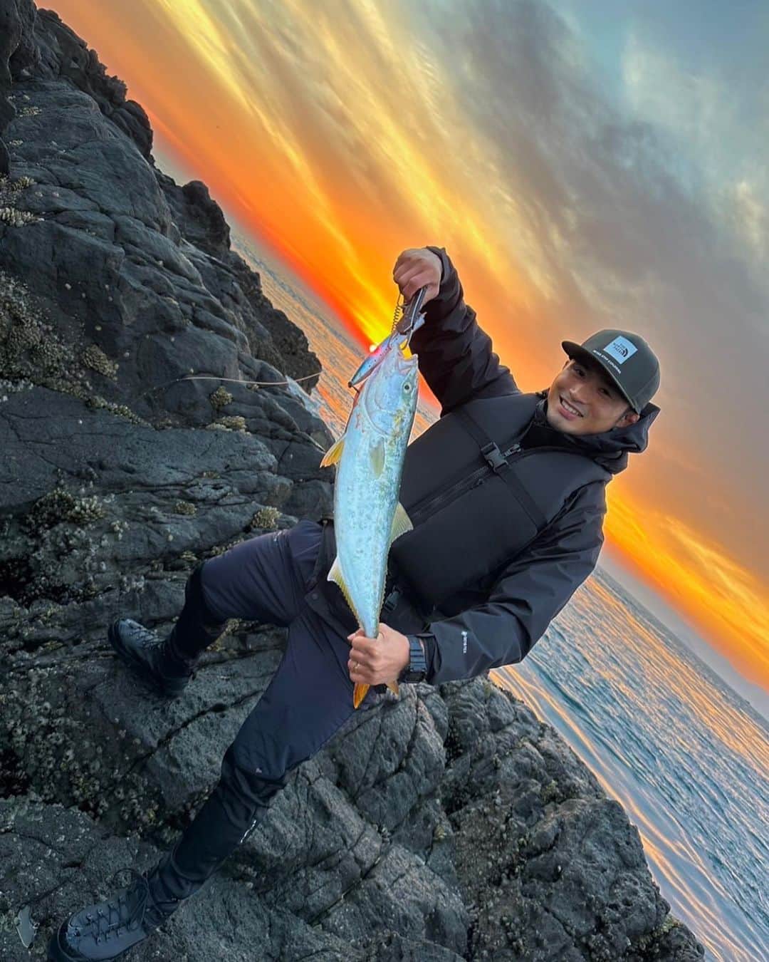 丸山城志郎さんのインスタグラム写真 - (丸山城志郎Instagram)「沖磯にてヒラマサ🎣 趣味のひとつであるロックショアジギング 10kg届かず。 次はメーター超えを目指します！」11月16日 18時34分 - joshiromaruyama