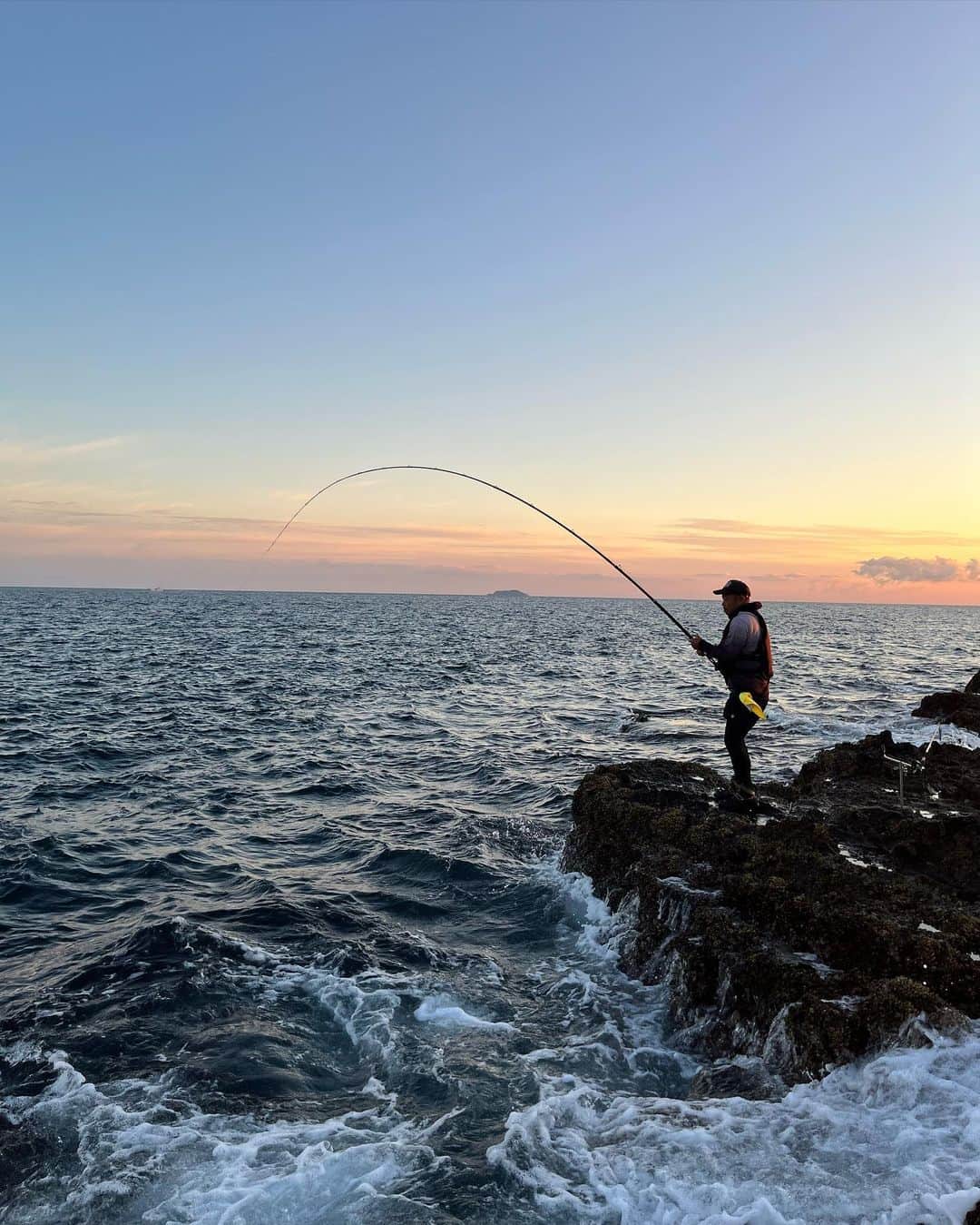 丸山城志郎さんのインスタグラム写真 - (丸山城志郎Instagram)「沖磯にてヒラマサ🎣 趣味のひとつであるロックショアジギング 10kg届かず。 次はメーター超えを目指します！」11月16日 18時34分 - joshiromaruyama