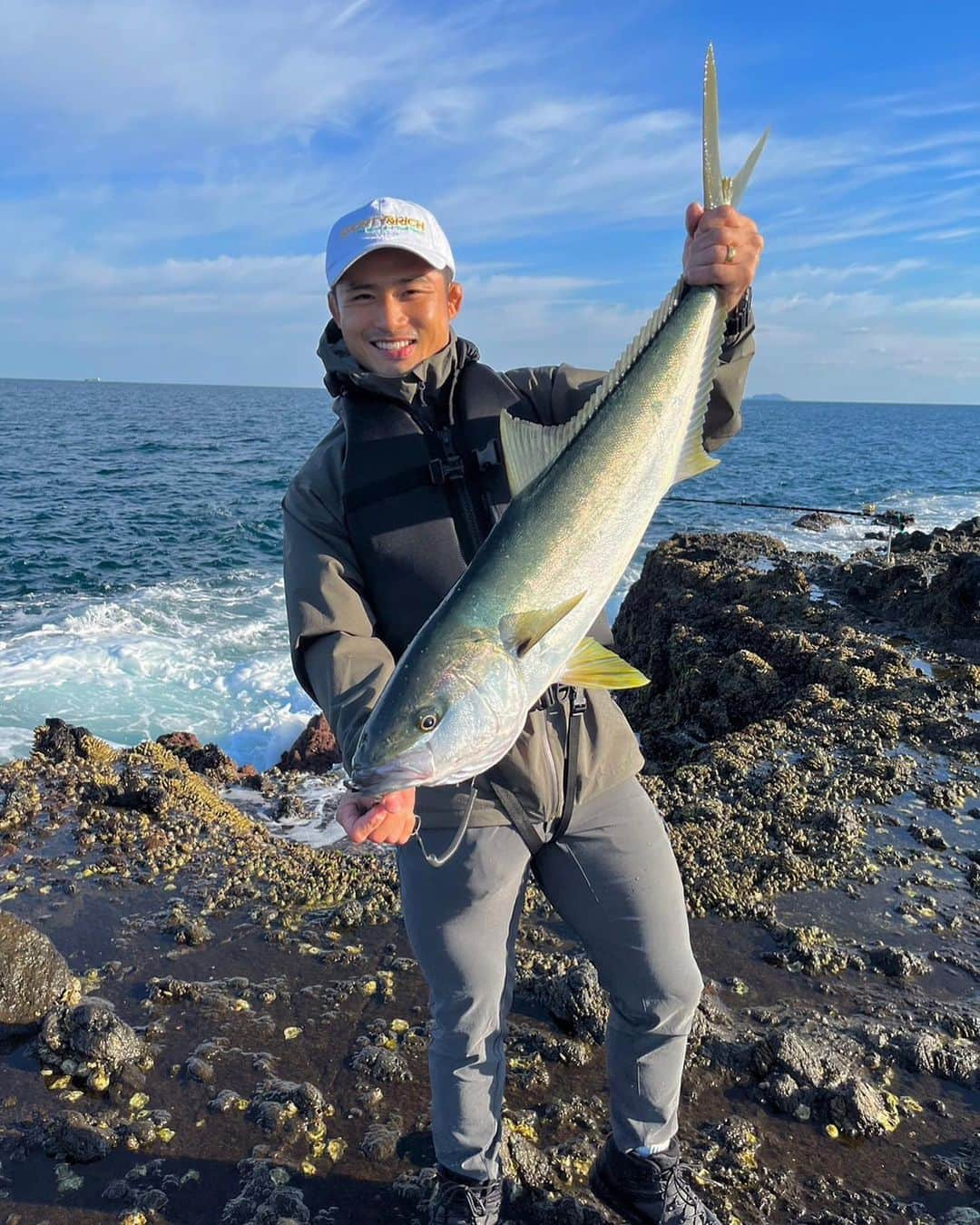 丸山城志郎のインスタグラム：「沖磯にてヒラマサ🎣 趣味のひとつであるロックショアジギング 10kg届かず。 次はメーター超えを目指します！」