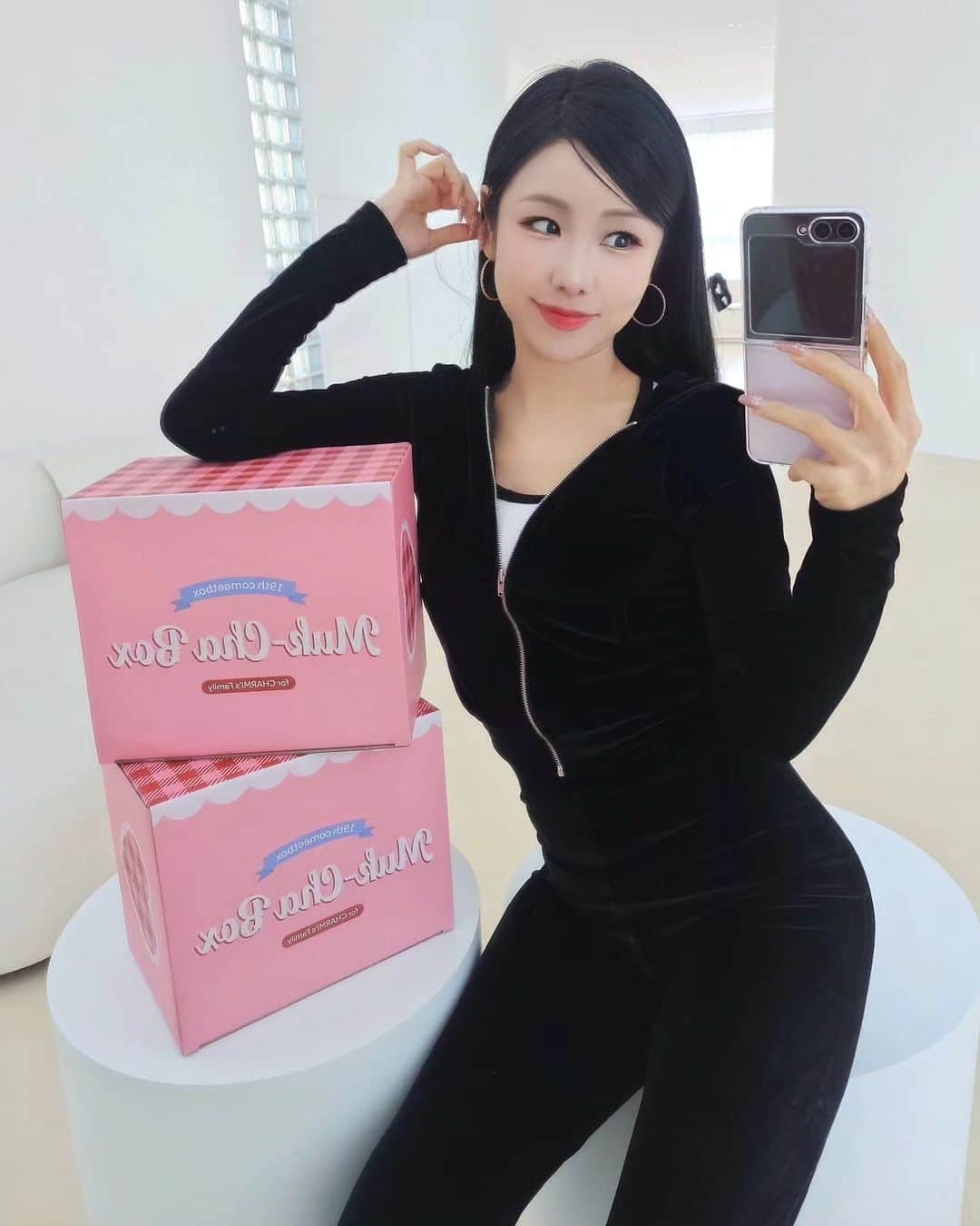 YoonCharmiのインスタグラム：「드디어 오늘 저녁 7시❤️‍🔥  다이어트 식단할 때 한맺힌 윤쨔미가 고르고 고른🤣  ❤️‍🔥유지어터 간식박스❤️‍🔥 🎁먹쨔박스🎁가 수량한정으로 여러분을 찾아갑니다~~😍💝✨️  특별선물+선착순혜택만 봐도 난리나죠~??😍💝✨️ 다이어트 중 입터졌을 때 스트레스 받구 넘 힘들잖아요😭 그럴때 요 먹쨔박스가 조금은 부담없이 달래줄 수 있지 않을까~? 고민하면서 제품들을 담아봤어용🥰💓   다이어트 중이 아니신 분들도 맛있고 걱정없이 즐기실 수 있는 먹쨔박스~🎁🥰  11월16일 저녁7시부터 커밋스토어에서 만나보세요~💓 bit.ly/3SAzeQV」