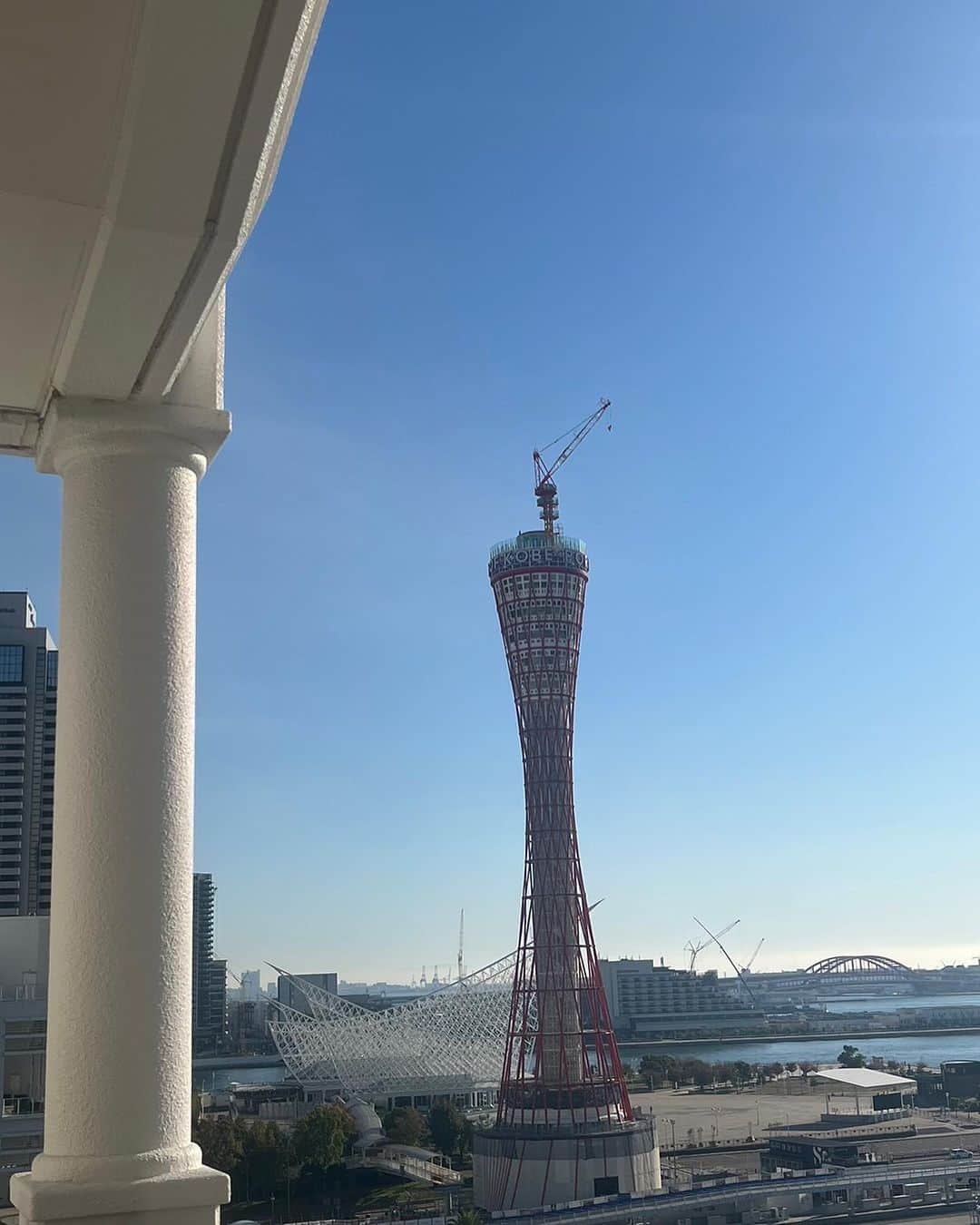 キャシー中島さんのインスタグラム写真 - (キャシー中島Instagram)「* 神戸の朝です。 ポートタワーは来年の春に工事が終わるそうです。 楽しみね😊  洋輔とレッスンの合間にミニトーク❤️ 24日から始まるワールドキルトフェスティバルのお話をしました。  生徒さんが作ったタヒチアンキルト。 テーブルセンターにぴったりね😀 タヒチアンキルトは夏のキルトです、キルティングをしないので、ちゃっちゃと作れちゃいますよ❤️  ラ・スウィート神戸のロビーにある🎄クリスマスツリー🎄 とっても上品です❣️  今日の富士山🗻また雪がなくなっちゃった。  明日は10時からQVCの生放送に出演します。 パリで着ていたチュニックを紹介します。 他にも新作がいっぱいよ。 チェックしてね✅」11月16日 18時39分 - official_kathynakajima