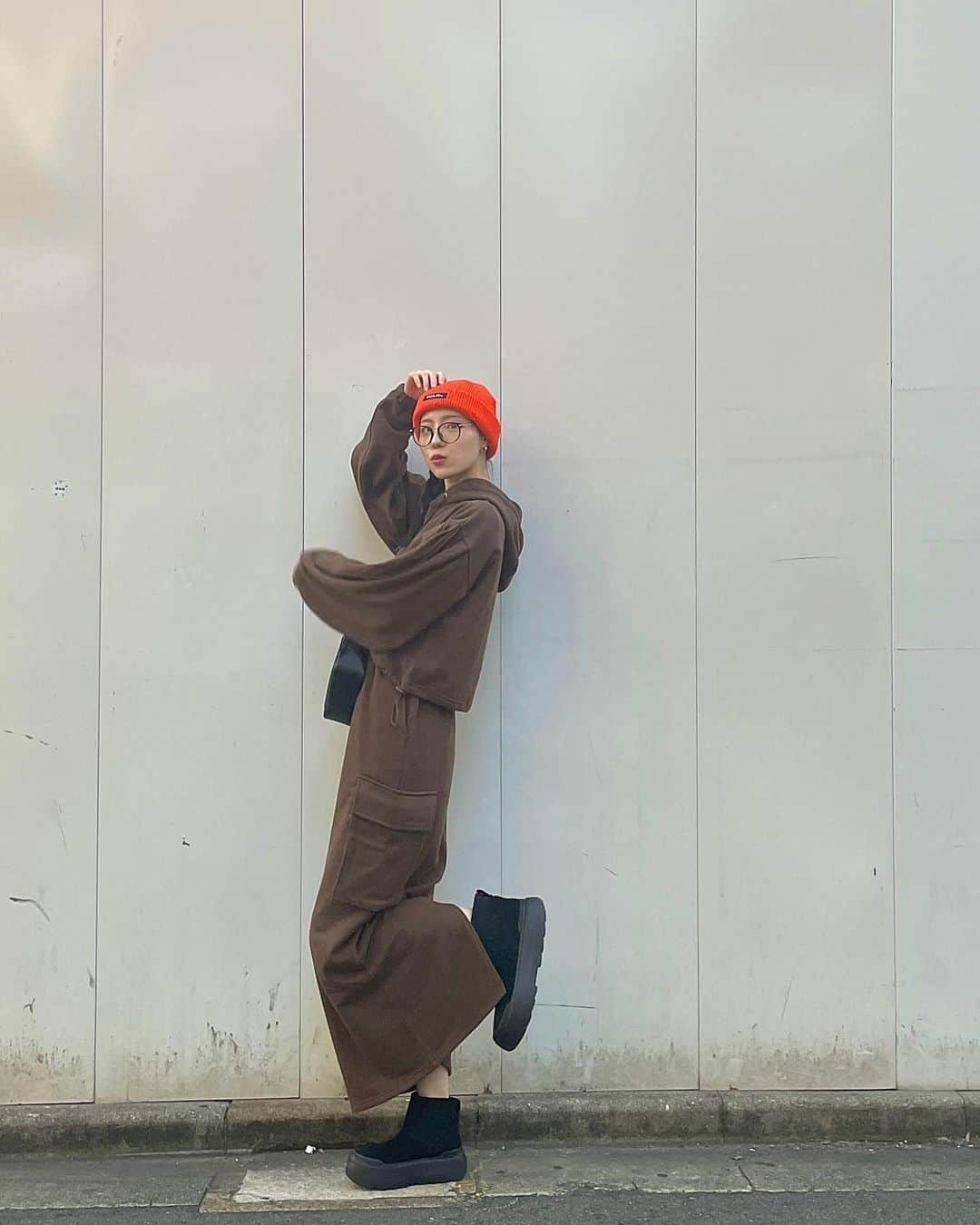 井尻晏菜のインスタグラム：「⁡ ⁡ ⁡ 展示会でオーダーしていた服が届いたので、 早速袖を通しました！ ⁡ ⁡ 一目惚れしたセットアップに、 秋っぽいオレンジのニット帽🍊🧡 ⁡ ⁡ かーわいい！♡ ⁡ ⁡ ⁡ #milkfed  #milkfed_snap  #milkfedmook」