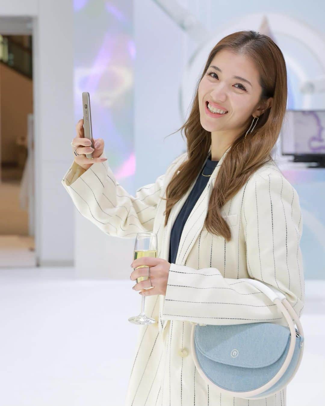 上原歩のインスタグラム：「* 大抵決め顔が分からなくて変な顔に仕上がる私なので、普通に笑ってるくらいがいいなと思うのだけど、それさえちょっと引きつってしまいやっぱりおもしろい仕上がりになってしまう私。  そうそうたるパーティーでいないことはないであろうフォトグラファーのワタルさんがフォトコール的な写真を撮ってくれたあと、 自然な私をこっそり撮ってくれている写真がすきです。いつもありがとうございます🩵  ・ ________________________________________________  #love #life #loveislove #offshot」