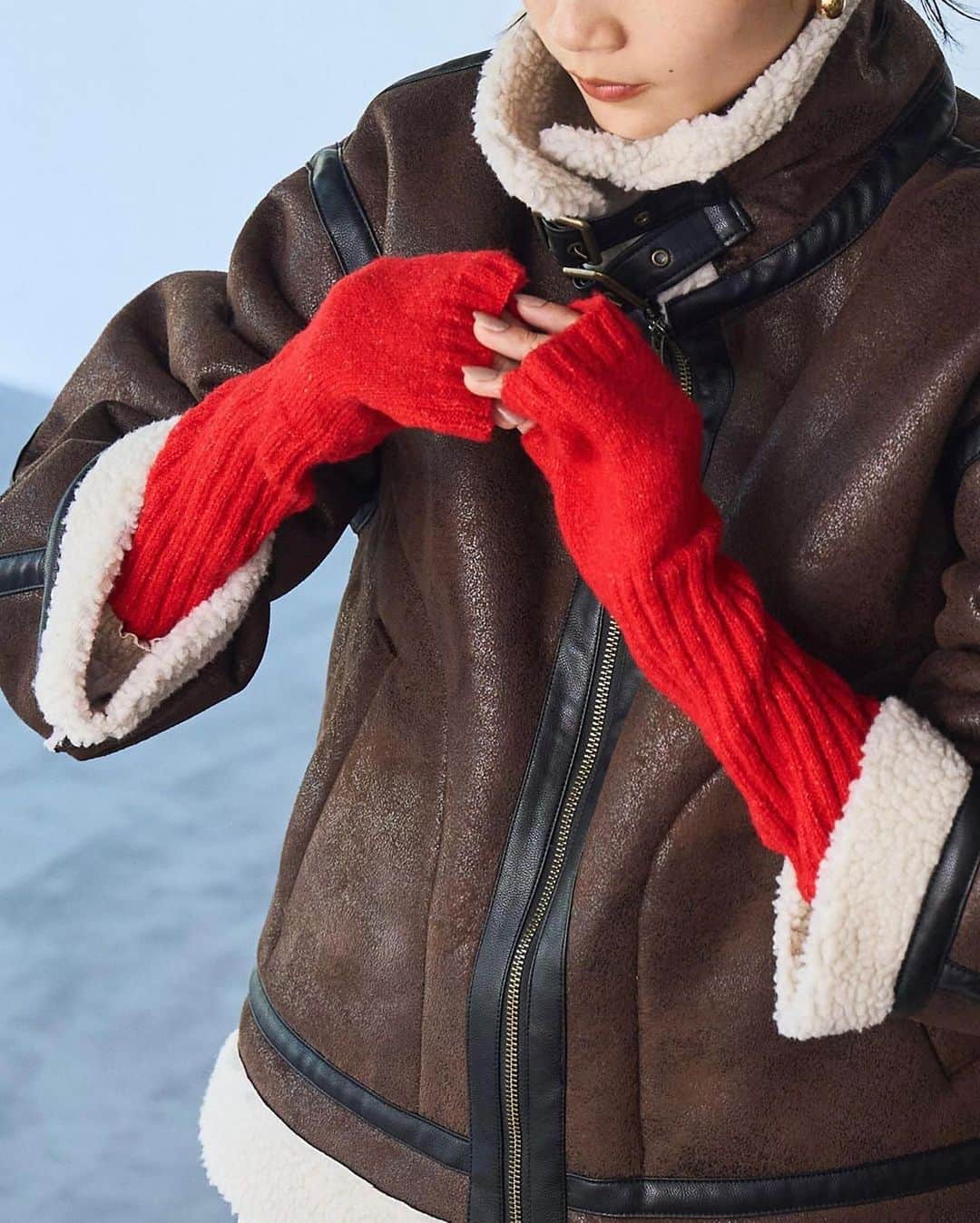 coen コーエンさんのインスタグラム写真 - (coen コーエンInstagram)「とことんトレンド派のあなたに！この冬注目の赤い🔴アイテムを9つピックアップ！ ⁡ 地味になりがちな秋冬を彩ってくれるカラーアイテム！ 今年は特に『レッド』に注目です！ ⁡ 1枚着で主役としての活躍はもちろん、冬の差し色にもピッタリ！ もちろん、デニムアイテムとの相性もバッチリです◎ ⁡ 大人ぽいコーディネートからカジュアルなスタイリングまで、幅広く使えるのでワードローブにあると活躍間違いなし！ ⁡ ぜひお早めにチェックをお願いします👀 ⁡ --------------------------------------------- ⁡ 🏷 ケーブルハーフジップニット 価格：¥5,500税込 品番：7630-636-0176 ⁡ 🏷 フラッフィーロゴジャカードニット 価格：¥4,950税込 品番：7630-636-0174 ⁡ 🏷 ボートネックブークレニット 価格：¥4,400税込 品番：7630-634-0140 ⁡ 🏷 PENNEYS（ぺニーズ）別注シャギークルーネックニット 価格：¥4,950税込 品番：7630-636-0172 ⁡ 🏷 PENNEYS（ぺニーズ）別注シャギーロング丈ニットカーディガン 価格：¥5,830税込 品番：7637-636-0087 ⁡ 🏷 アンチピリング2WAYニット 価格：¥3,960税込 品番：7630-636-0167 ⁡ 🏷 ホールガーメントボリュームスリーブニット 価格：¥4,950税込 品番：7630-636-0144 ⁡ 🏷 リブアームウォーマー 価格：¥2,640税込 品番：7687-636-0011 ⁡ 🏷 【WEB限定】Iラインツイードスカート 価格：¥6,600税込 品番：7670-636-0179 ⁡ 🧳全国のcoen店舗、coen ONLINE STOREにて販売予定！ ※一部アイテムは予約受付中 【商品の詳細は画像をタップ！】 ⁡ @coen_official  ⁡ #coen #コーエン #coen_official #coen23fw #ゆるコーデ #シンプルファッション #大人カジュアル #大人モード #大人カジュアルコーデ #大人カジュアルスタイル #トレンドファッション #トレンドコーデ #冬コーデ  #秋冬ファッション #秋冬コーデ #ニットコーデ #ニット #ロゴニット #カジュアルニット #きれいめニット #デニム #デニムコーデ #penneys #ペニーズ」11月16日 19時05分 - coen_official