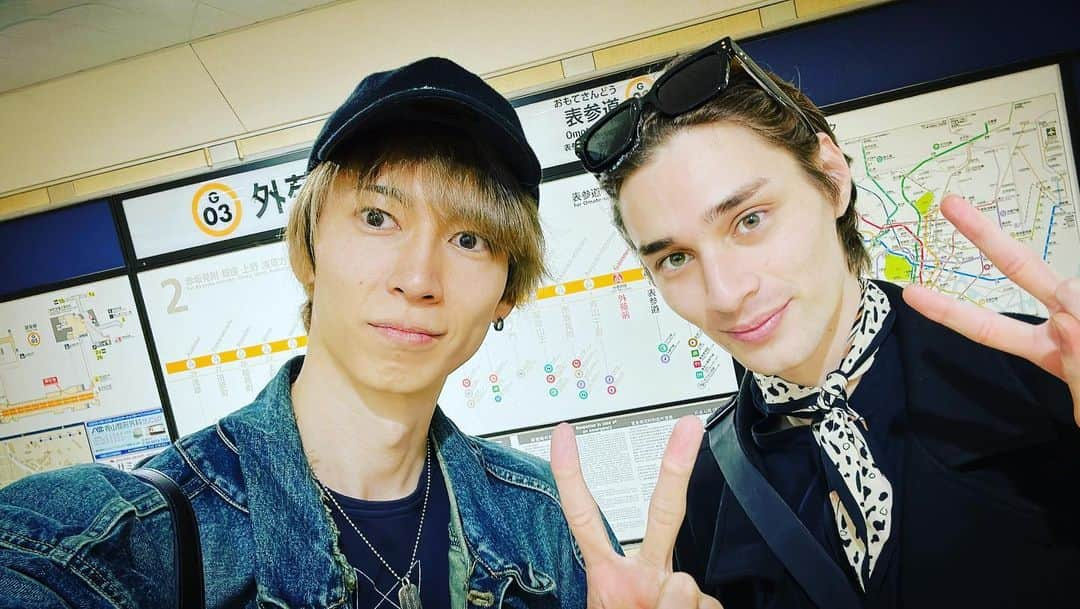 鮎川太陽さんのインスタグラム写真 - (鮎川太陽Instagram)「あれ、まだテニミュ終わってなかったけ？笑 というくらいなぜ彼といるのかw  今日はSALEに2人で行き、 pizza sliceに食べに行きました🍕 めちゃうまかった。  #swag #hot #model #bestoftheday #sun #style #tagsforlikes #太陽 #イケメン #声優 #俳優 #モデル #鮎川太陽 #ピザ #渋谷」11月16日 18時43分 - ayukawa_taiyo