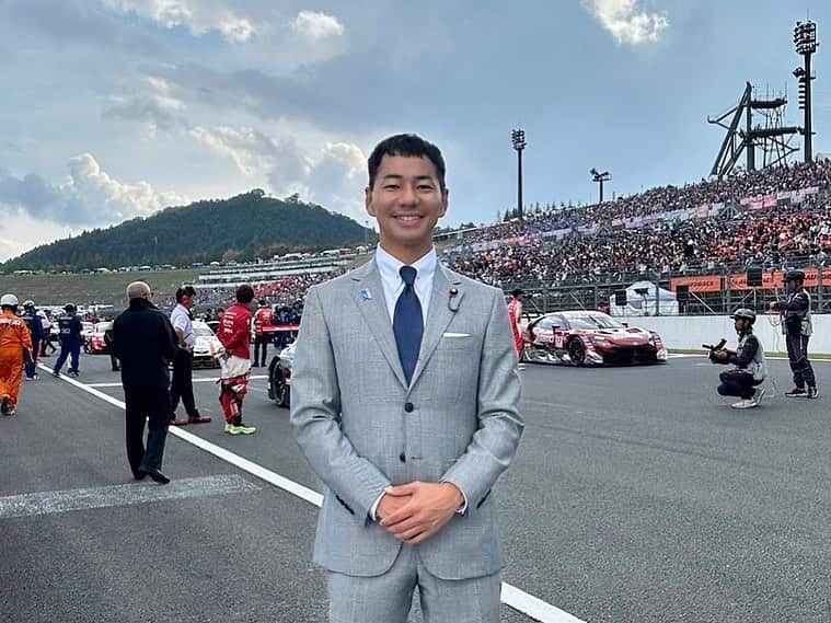 山本左近のインスタグラム：「栃木県 モビリティリゾートもてぎで行われた 2023 AUTOBACS SUPER GT Round8　 MOTEGI GT 300km RACE GRAND FINALへ。  F-2B戦闘機歓迎フライトや、 オールドライバーズアピアランス、ウォームアップ走行、 そしてSUPER GT決勝レースが行われました。  今季、スーパーGTの500クラスでは、 脱炭素燃料（カーボンニュートラル燃料）を使用。  ちょうど一年前に この燃料がテスト走行で使用された際には 「臭くきつい匂いがする」 「エンジンオイルとの調整などが必要」と 言われていましたが、  結果としてこれらの課題をクリアし、 シーズン通して見ても 何も違いがなかったかのような成功を遂げました。  来季はGT300クラスにも導入を図るべく テストを重ねると伺っています。  全車両が脱炭素燃料でレースすることで、 Co2を含む温室効果ガス排出を抑制しながら、 エンジン音のあるレースを 皆さんに楽しんで頂けることとなり、  モータースポーツから ＂カーボンニュートラル実現＂のために 新しい挑戦が次々と取り組まれていくことを 引き続き応援して参りたいと存じます。  #SUPERGT #SGT #モビリティリゾートもてぎ  #モータースポーツ #motorsport #衆議院議員 #元f1ドライバー #山本左近」