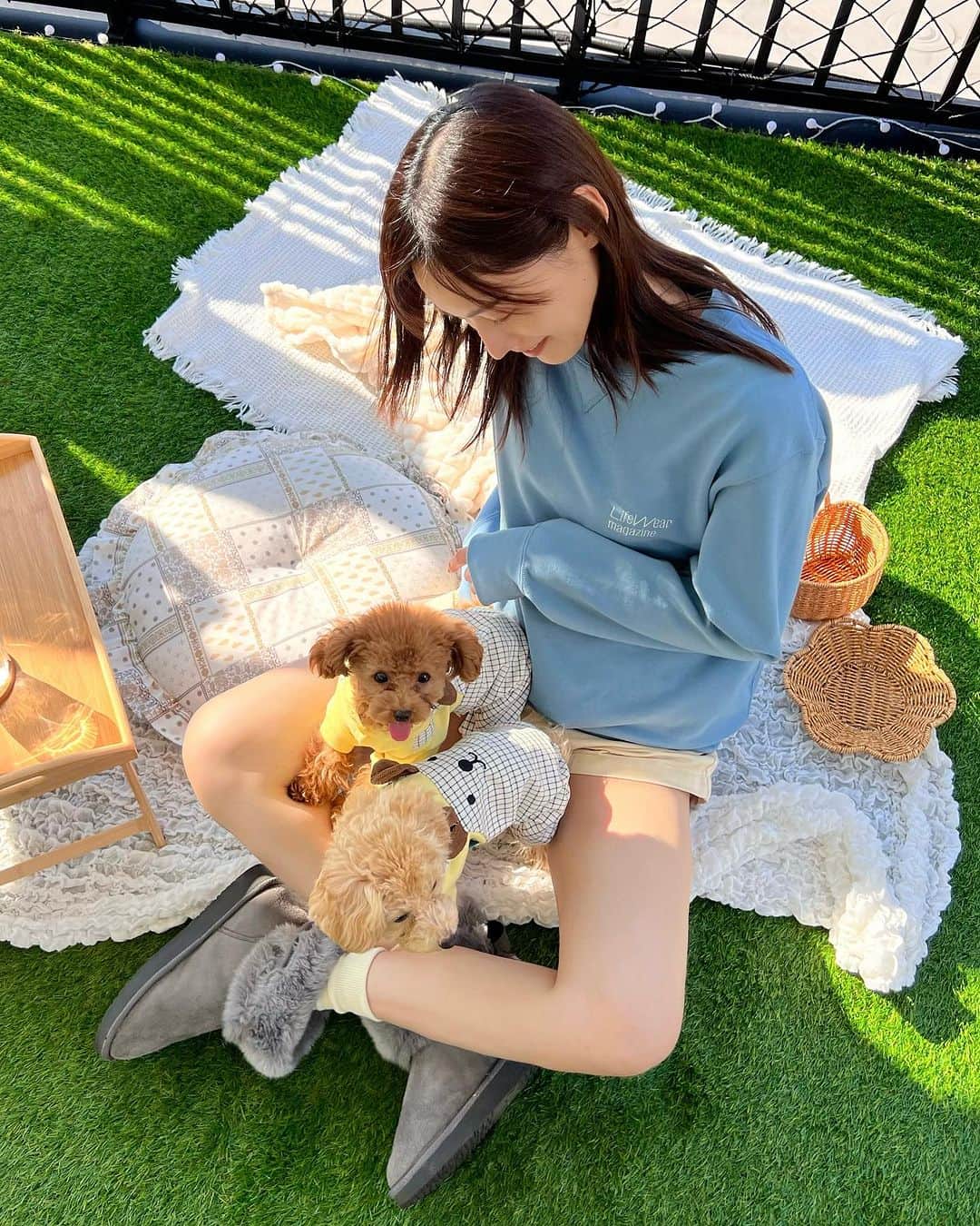 島村みやこのインスタグラム：「🌳 ピクニック日和🧺  ピクニックに憧れて ピクニックグッズ買っちゃう島村です💓笑  めちゃくちゃカジュアルルック☺︎  👕... @uniqlo_jp」