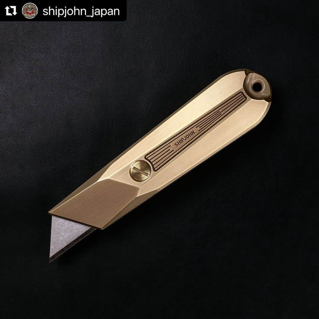 のインスタグラム：「#Repost @shipjohn_japan with @use.repost ・・・ Notice⚠️  Ship Johnの創業者、Mike Eliasが夢にまで見たオリジナルナイフ《SJSN4》がついに完成しました！ 無垢の真鍮から1/100mmの精度でケース全体を削り出したスペシャルナイフです！ その他写真を含む詳細はオンラインショップ、公式ブログにてご確認ください。 https://wescojapan.blogspot.com/2023/11/ship-johnsjsn4-cutter-solid-brass.html?m=1  #shipjohn #sjsn4cutter #brass #cutter #stanley299 #stanley #knife #madeinjapan #shipjohnjapan #wescojapan #handmade #oregon #portland #workwear #workwearstyle #japan #osaka」