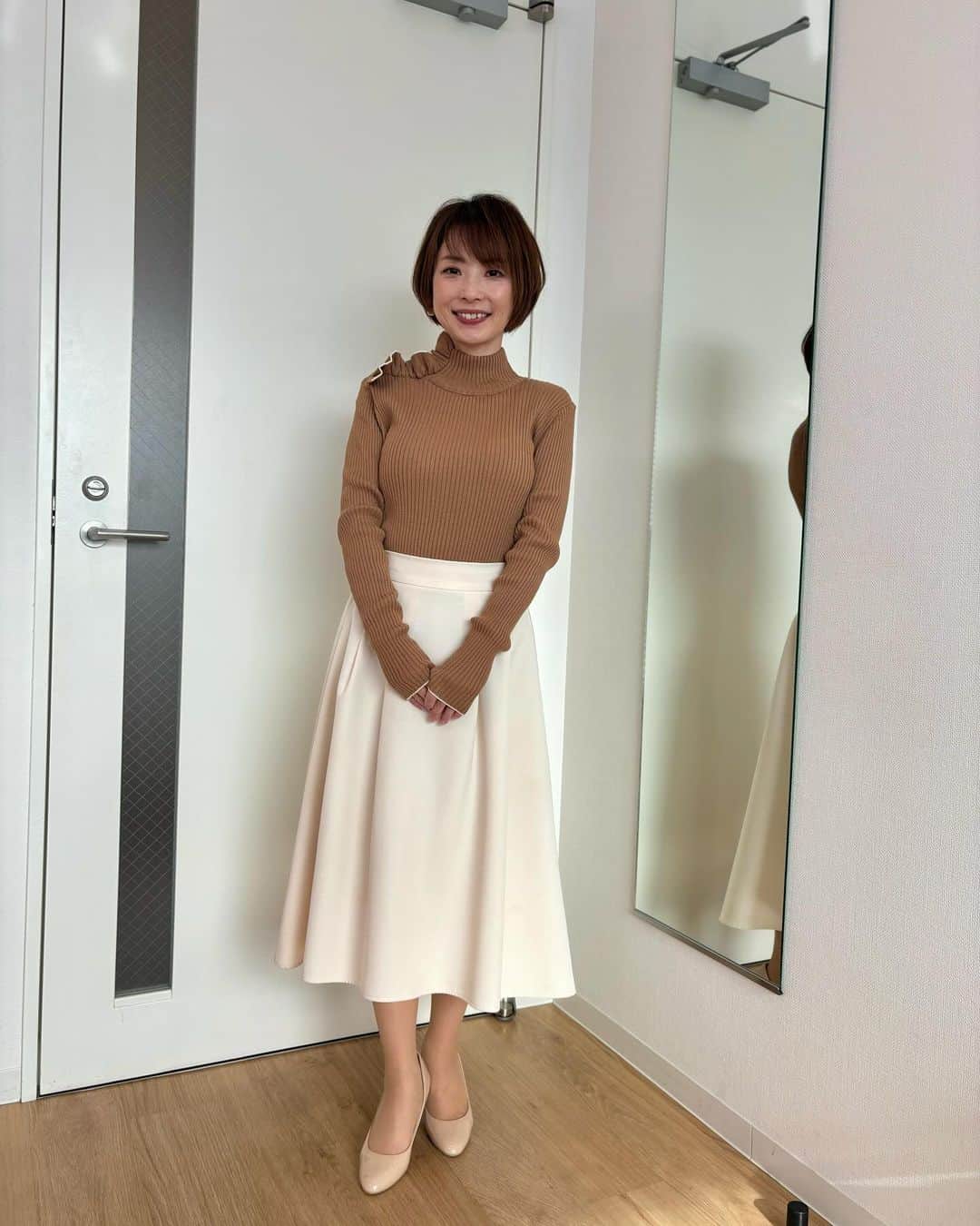 奈良岡希実子のインスタグラム：「きょうのミヤネ屋の衣装です☺️  週末寒そうですなあー。  #PR #衣装 #aries_official_acct さん #いつもありがとうございます #ミヤネ屋 #気象予報士」