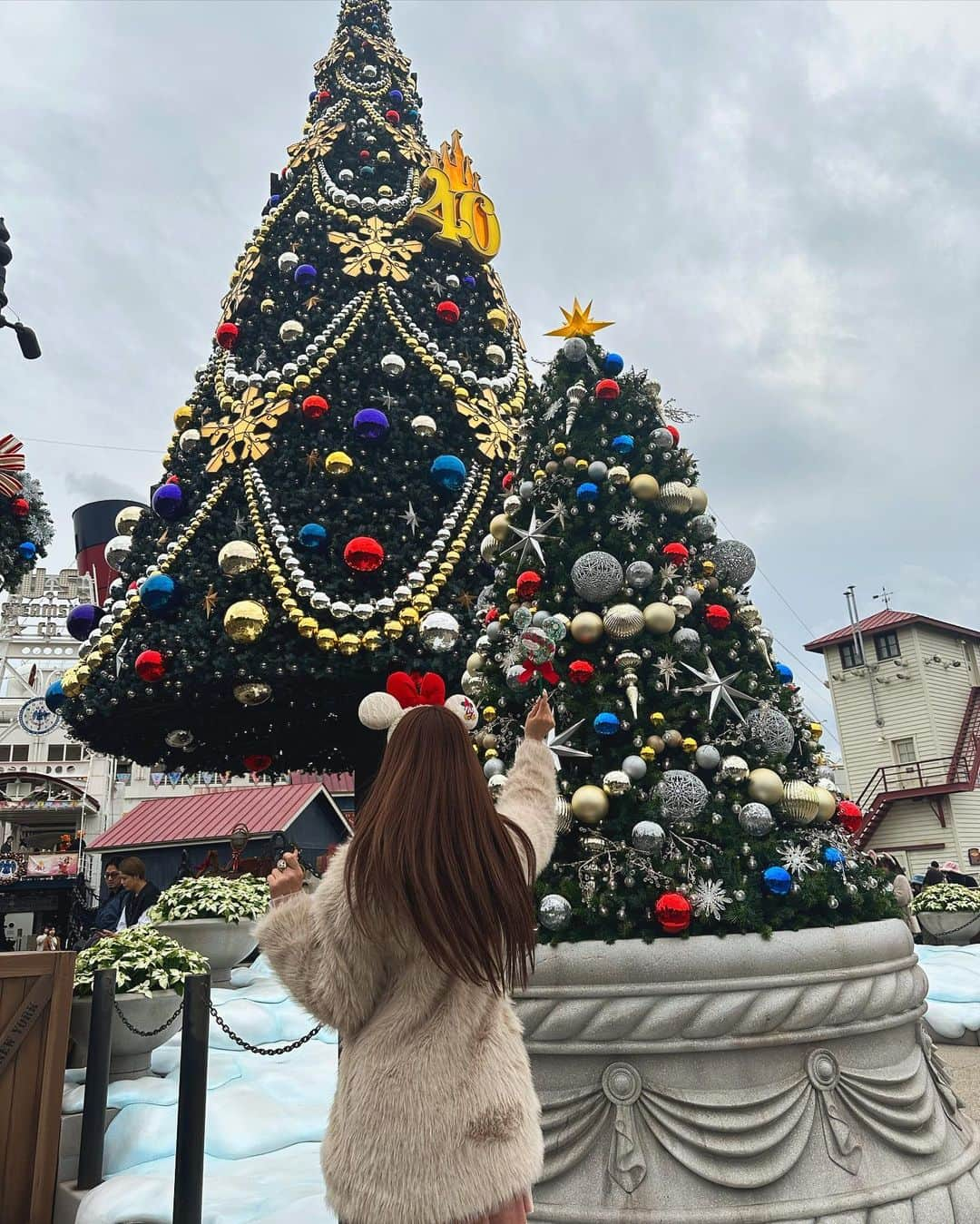 三上悠亜さんのインスタグラム写真 - (三上悠亜Instagram)「𝑪𝒉𝒓𝒊𝒔𝒕𝒎𝒂𝒔 𝑫𝒊𝒔𝒏𝒆𝒚🦌🎄💚  キラキラで心癒された🕯️  #disneysea  #disney #christmas  #christmastree  #東京ディズニーシー」11月16日 18時49分 - yua_mikami