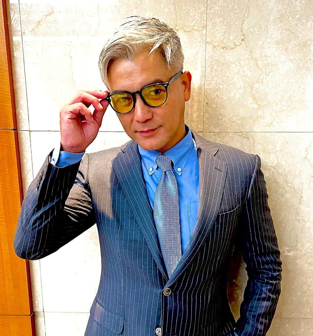 中村譲のインスタグラム：「久しぶりのスーツ。 #スーツ #ダンディ #大人  #suit #dandy #grayhair #formal #rayban #tailormade #instafashion #joenakamura」