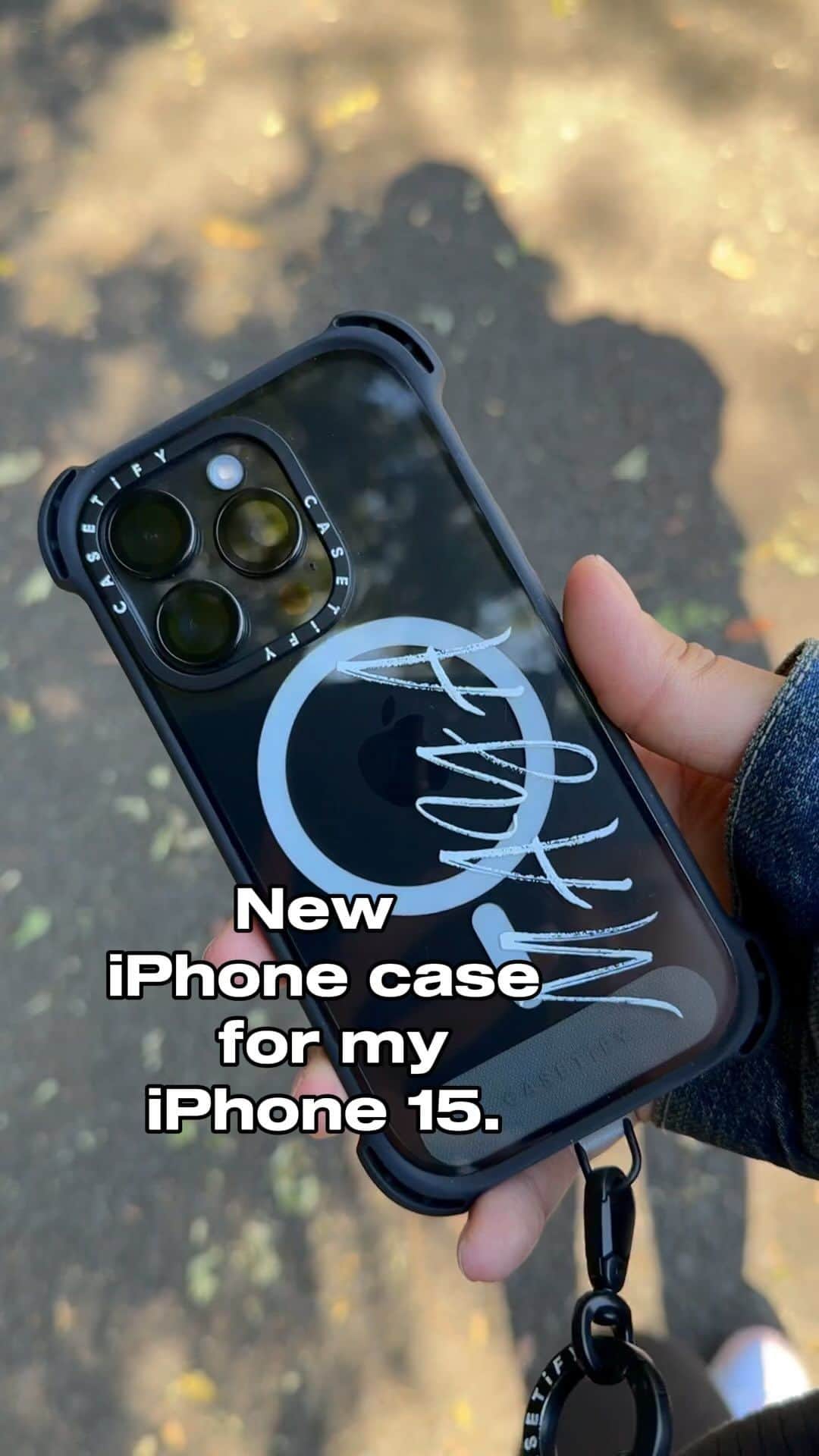 木佐貫まやのインスタグラム：「iPhone15に変えてまたまた 新しいケースも @casetify_jpでゲット🖤  アウトドアに適したバウンスケースと、 よりスリムに軽量化されたインパクトケースをゲットしたんだけど、 どちらも豊富なデザインの中から選んで自由にカスタムして自分だけのケースにした✨  ユーティリティーストラップのおかげで両手があいて思い切りお外遊びができてすごくストレスフリーだし、 チャームストラップのおかげでとっても可愛くなりました😊  プロモコード【10MAAAYA】を入力すると10%お得にお買い物できるのでケースを新しくされたい方是非使ってね🎀  #PR #CASETiFY #iPhone15  #スマホショルダー」