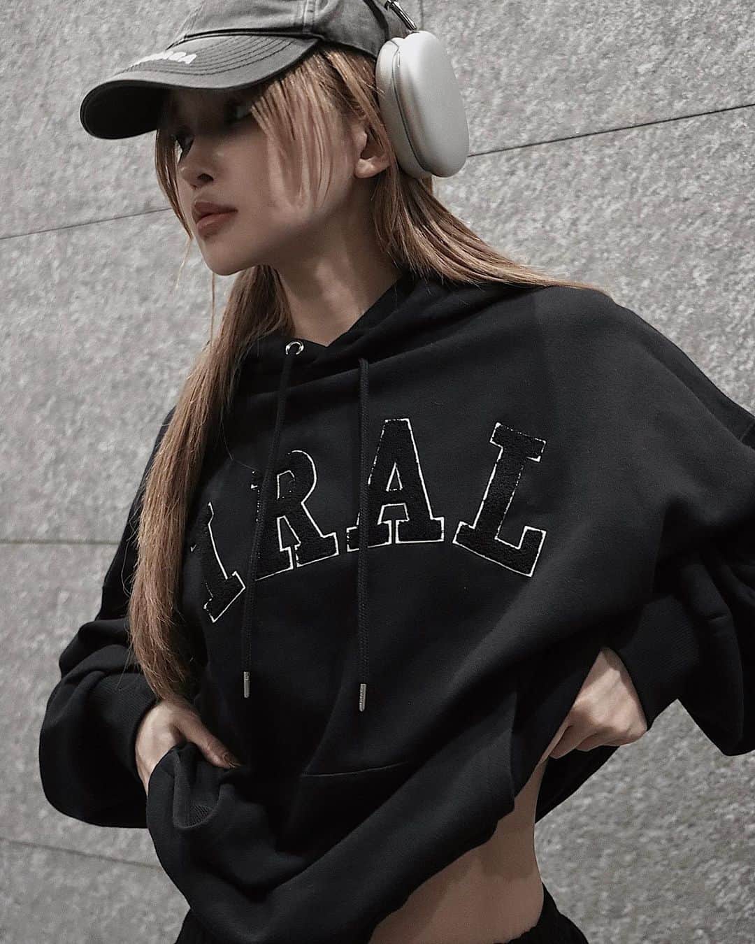小原優花のインスタグラム：「IRALサガラ刺繍のロゴスウェット🫶🏻🖤 @iral_official   しっかり厚手で暖かいです🧶♡ レディース・ユニセックスの2サイズ展開で11/24に発売になります！🥹✨  そして今週の日曜日は北海道でCRONOS×IRALのコラボ店頭販売イベントです🥰💕  在庫も残りわずかとなっておりますので、ぜひ店頭でお手に取ってご覧ください🙆‍♀️💓 イベント時間中は店頭におりますのでぜひ皆さんのご来店を楽しみにしております🙈🩷✨✨  イベント詳細はこちら💁‍♀️♡ ▽ 札幌店　11月19日（日） 第一部 13:00～15:00 第二部 16:00～18:00  福岡店　11月23日（木・祝） 第一部 13:00～15:00 第二部 16:00～18:00  コラボ商品をお買い求めいただきましたお客様は、お写真の撮影と直筆サイン特典がございます。  ※写真撮影＆直筆サインプレゼントは参加人数に限りがございます。 なお、人数が上限に達し次第打ち切りとさせていただきます。予めご了承くださいませ。  ■CRONOS 札幌店 営業時間：11:00～20:00 所在地：北海道札幌市中央区南２条西3-11-4-2F 電話：011-590-4300  ■CRONOS 福岡店 営業時間：11:00～20:00 所在地：福岡県福岡市中央区大名1-2-23-1F 電話：092-791-2523」