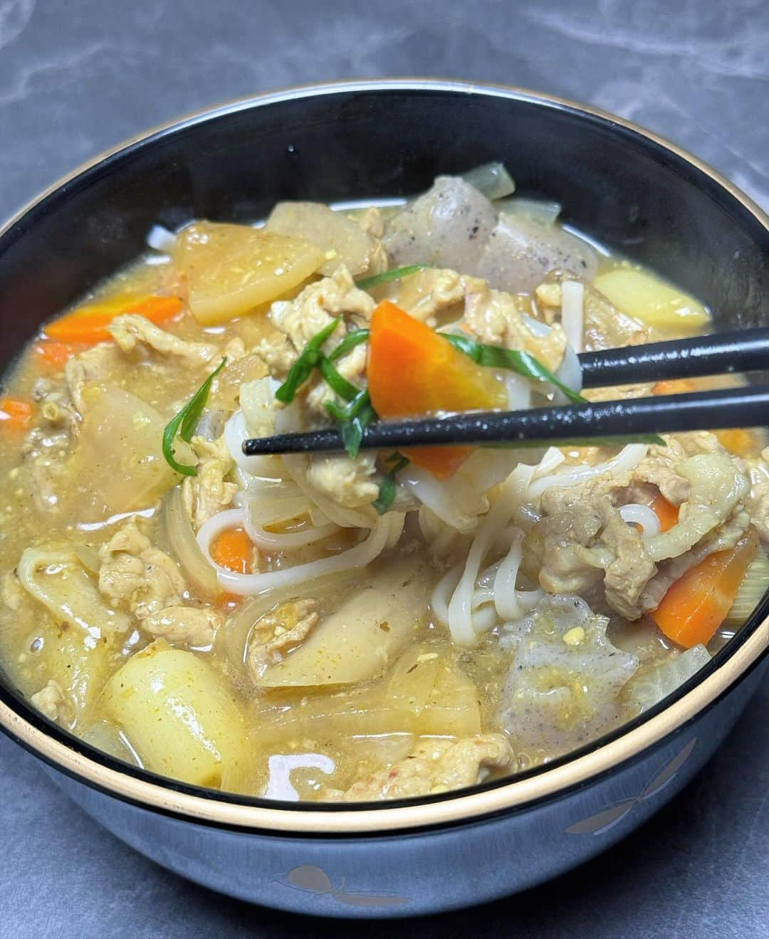 松本翔さんのインスタグラム写真 - (松本翔Instagram)「#カレーうどん 🍛 ⁡ 豚汁リメイク。カレー粉入れて、とろみをつけ、お土産でもらった稲庭うどんと合わせて完成。豚汁が抜群だったからカレーうどんも言うことなし！ルーを使わないから胃にも優しい。うまっ！ ⁡ 久々に食べて火がついたので、近々本気のカレーうどん作ろ。 ⁡ #リメイクレシピ #カレー麺 #うどん #松本食堂」11月16日 18時52分 - matsumotosho444