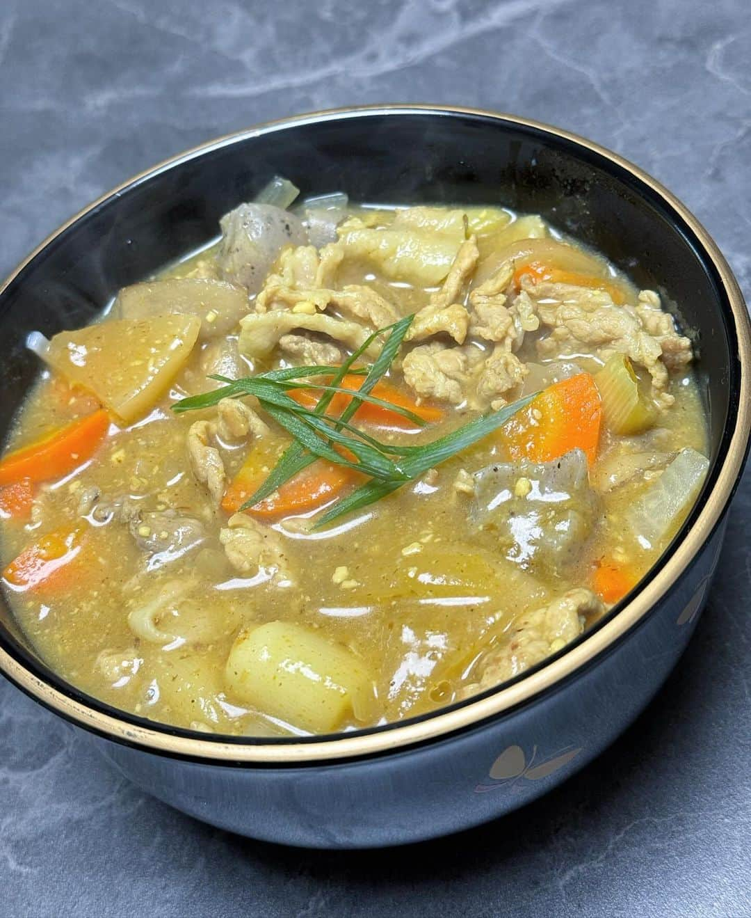 松本翔のインスタグラム：「#カレーうどん 🍛 ⁡ 豚汁リメイク。カレー粉入れて、とろみをつけ、お土産でもらった稲庭うどんと合わせて完成。豚汁が抜群だったからカレーうどんも言うことなし！ルーを使わないから胃にも優しい。うまっ！ ⁡ 久々に食べて火がついたので、近々本気のカレーうどん作ろ。 ⁡ #リメイクレシピ #カレー麺 #うどん #松本食堂」