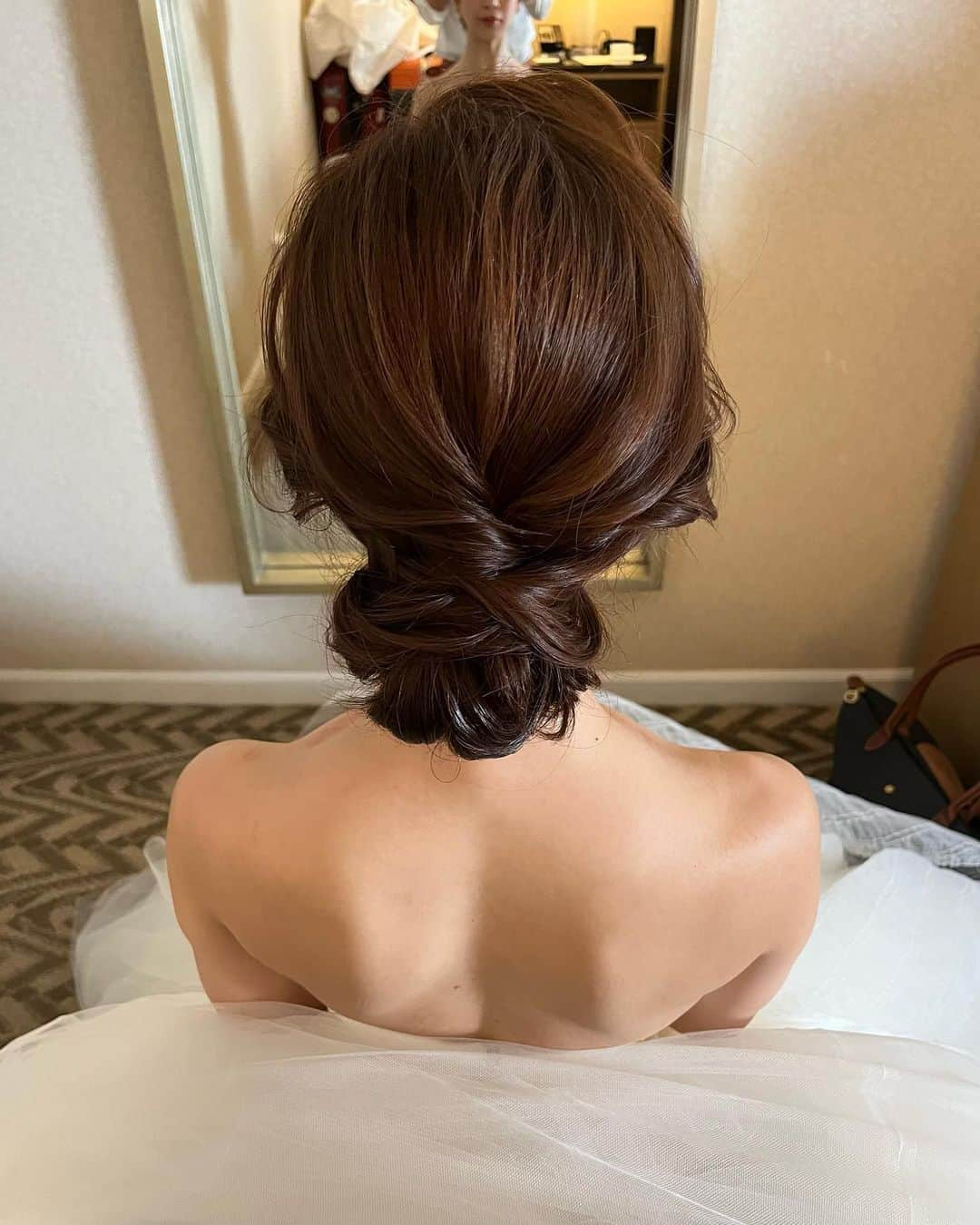 ゼクシィさんのインスタグラム写真 - (ゼクシィInstagram)「. 【花嫁ヘア最新実例SNAP】 . ＜ふんわりシニヨン＞ きっちりしすぎでもなく ふわふわすぎでもない 全てがお気に入りの挙式ヘア😆 @722k__twd さん . ＜つるっとシニヨン＞ 挙式ヘアは王道に ツヤツヤの髪が引き立つ つるっとまとめたシニヨン @thm_wedd さん . ＜ゆるシニヨン×胡蝶蘭＞ ゆるくまとめたシニヨンに 胡蝶蘭とオリーブの葉を飾って ブートニアと同じ花材で統一感も🤍 @nnc____wd さん . ＜蝶々×ダウンヘア＞ 全体をゆるく巻いた髪の ダウンスタイルに 白い蝶、ビジューやパールをオン @hikono0909 さん . <トーク帽×ダウンヘア> 挙式とはガラリとイメージを変えて シニヨンからダウンヘアに トーク帽がクラシカル！ @ma_mariage さん . +♥+:;;;:+♥+:;;;:+♥+:;;;:+♥+:;;;:+♥+:;;;:+♥ . プロポーズから結婚式まで素敵なお写真募集中！ . ゼクシィ公式アカウントでお写真を紹介してみませんか？ 【#ゼクシィ2023】 を付けて投稿してください♡ . +♥+:;;;:+♥+:;;;:+♥+:;;;:+♥+:;;;:+♥+:;;;:+♥ . ▼公式アプリもCHECKしてね ゼクシィアプリはURLから @zexyrecruit  #花嫁ヘア#挙式ヘア#披露宴ヘア#シニヨンアレンジ _ #花嫁ヘアメイク#ブライダルヘアメイク _ #プレ花嫁#結婚式準備#花嫁準備中#結婚式レポ#2023秋婚#2023冬婚#2024春婚#2023秋婚プレ花嫁#2023冬婚プレ花嫁 _ #ゼクシィアプリ#ゼクシィ」11月16日 10時00分 - zexyrecruit