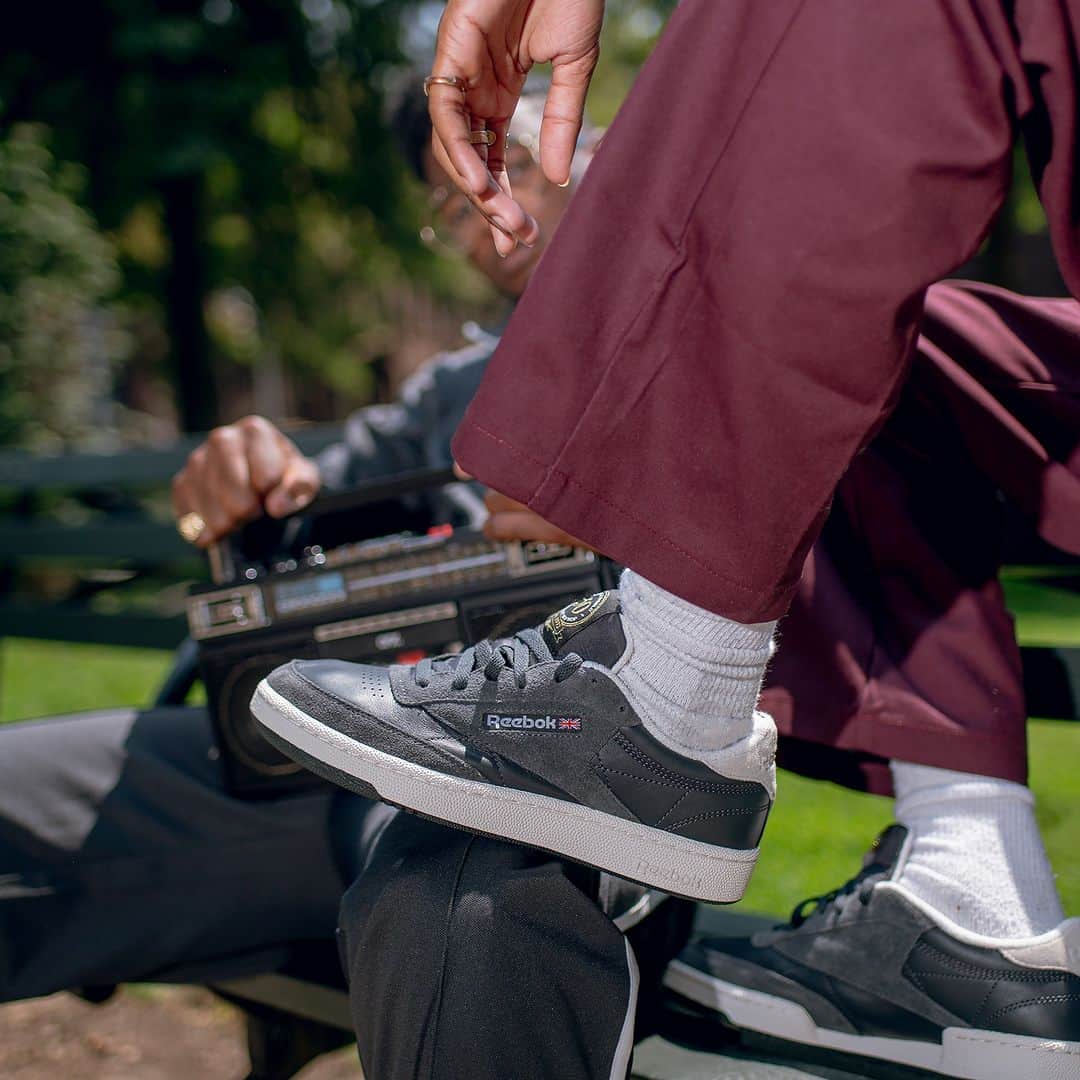 Reebok JPのインスタグラム：「. Reebok × Human Rights Now "HIP HOP 50th"  今回のHuman Rights Nowとのコレクションでは HIP HOPカルチャーをインスパイア。 POPなグラフィックやレトロなスタイルが 目を引くアイテムばかり。  In this collection with Human Rights Now, Inspire HIP HOP culture. POP graphics and retro style Only eye-catching items.  #Reebok #HIPHOP」