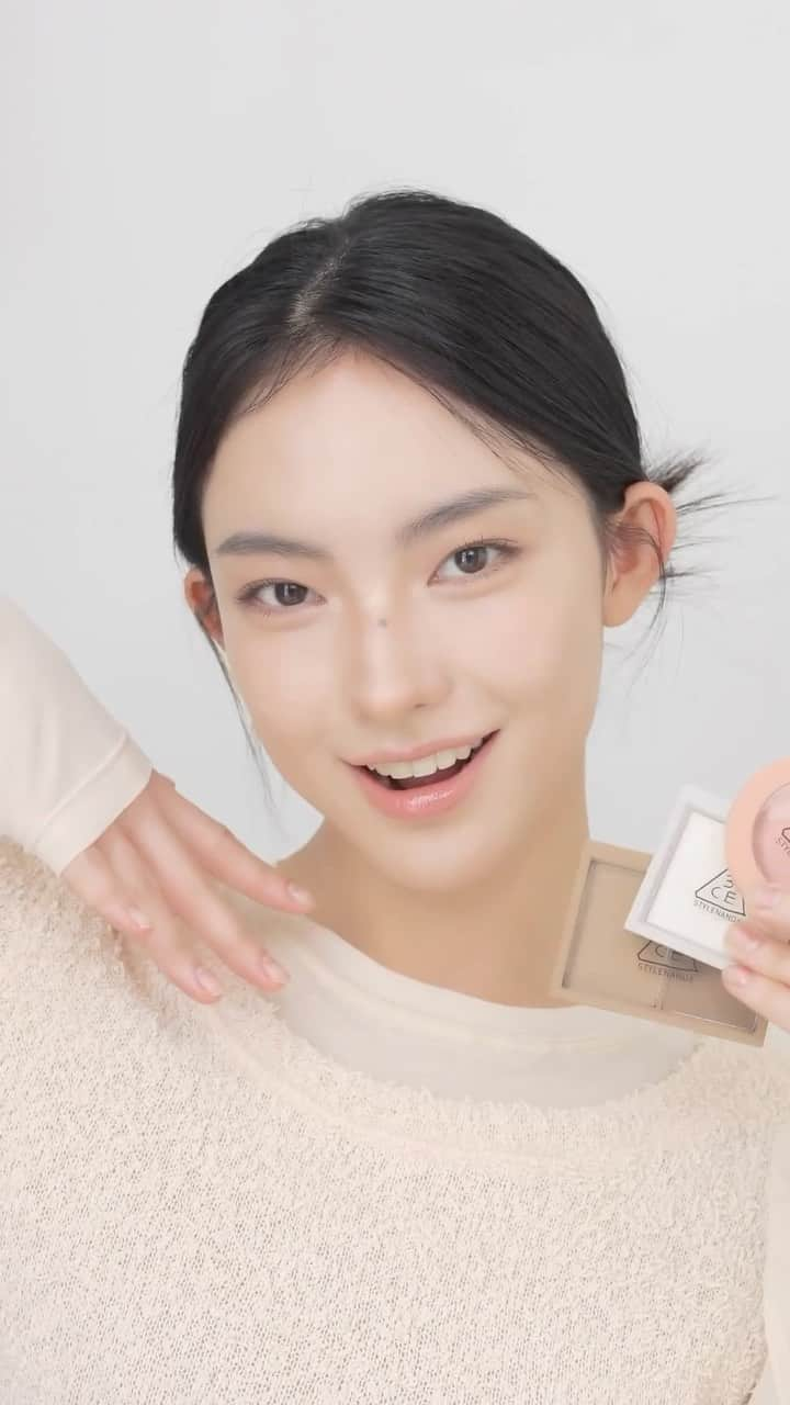 3CE Official Instagramのインスタグラム：「3CE와 함께하는 중안부 축소 메이크업 꿀팁! 3CE Makeup hacks that shorten the midface in seconds!  ☑️ 3CE CONTOUR SHADING # SOFT BROWN 🪄 ☑️ 3CE FACE HIGHLIGHTER ✨ ☑️ 3CE MOOD RECIPE FACE BLUSH # NUDE PEACH 🍑  #3CE #3CESTYLENANDA #3CE스타일난다 #3CEHIGHLIGHTER #3CEBLUSH #MAKEUPTIPS #MAKEUPTUTORIAL #VIRALMAKEUP」