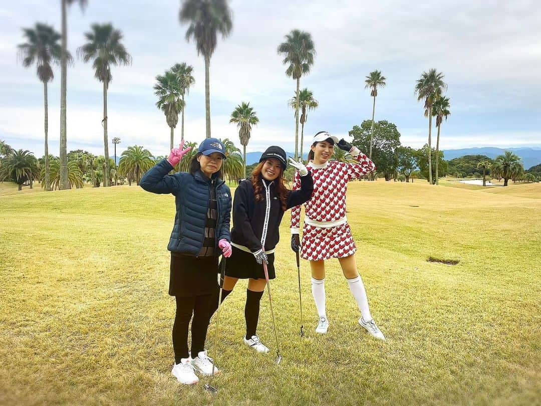 中山千桂子さんのインスタグラム写真 - (中山千桂子Instagram)「ゴルフラウンドデビュー⛳️その②  一緒にまわった葉月さん弥生さん💓 私と弥生さんは超初心者🔰なので コースでの打ち方をレッスンしてもらいましたよ🏌️‍♀️  今回はラウンド後にゆっくりランチ😋 ラウンドの興奮状態そのままで お喋りが止まらなくて楽し過ぎました🤣💓  #ゴルフ女子 #ゴルフウェア #ゴルフ初心者 #jクラシックゴルフクラブ #ゴルフ場 #徳島ゴルフ #ゴルフ好きな人と繋がりたい」11月16日 9時54分 - nakayama_chikako