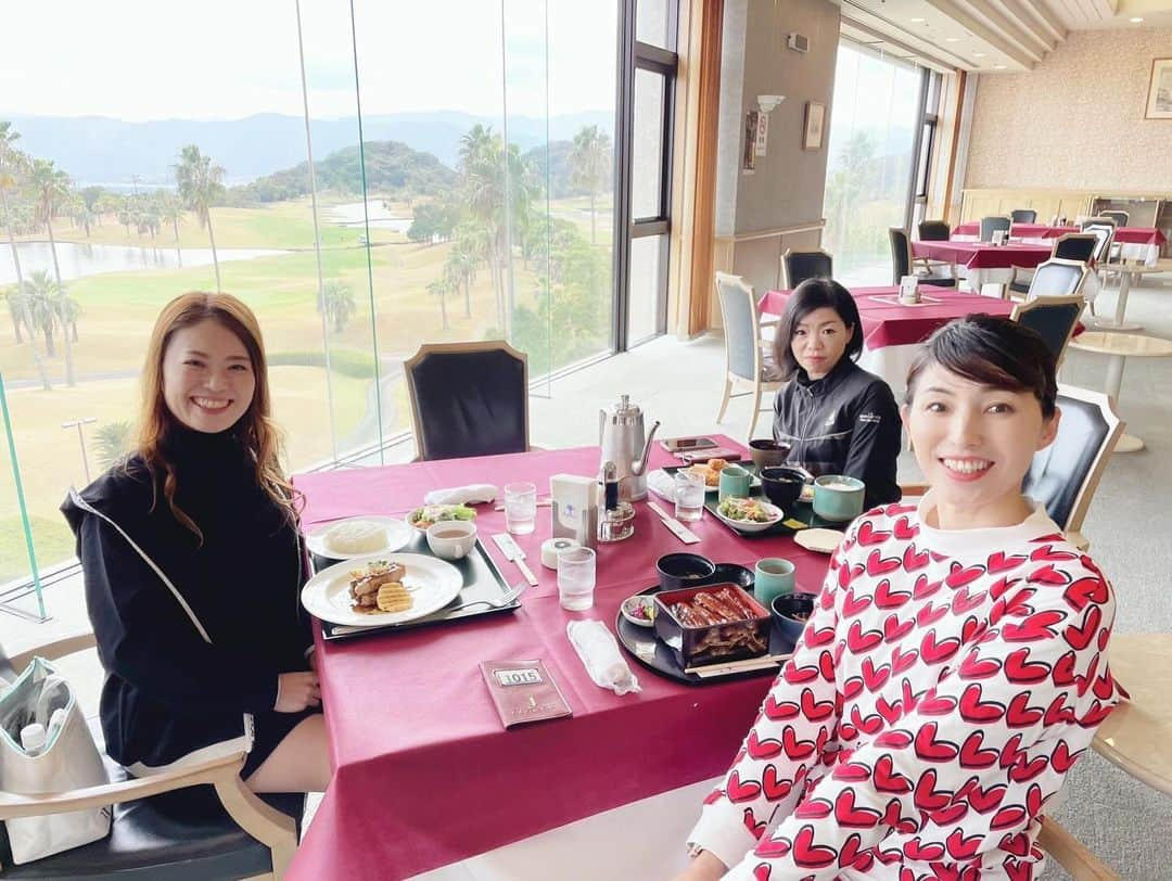 中山千桂子さんのインスタグラム写真 - (中山千桂子Instagram)「ゴルフラウンドデビュー⛳️その②  一緒にまわった葉月さん弥生さん💓 私と弥生さんは超初心者🔰なので コースでの打ち方をレッスンしてもらいましたよ🏌️‍♀️  今回はラウンド後にゆっくりランチ😋 ラウンドの興奮状態そのままで お喋りが止まらなくて楽し過ぎました🤣💓  #ゴルフ女子 #ゴルフウェア #ゴルフ初心者 #jクラシックゴルフクラブ #ゴルフ場 #徳島ゴルフ #ゴルフ好きな人と繋がりたい」11月16日 9時54分 - nakayama_chikako