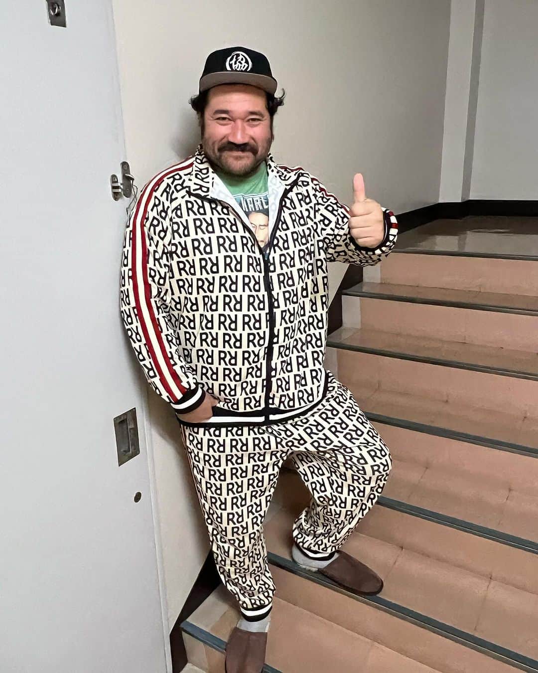 のインスタグラム：「皆さん連日ルパンの観劇ありがとうございます😊 大盛り上がりでルパン街道 進んで行ってますので 是非劇場に遊びにきてください 古川氏を真似て写真を階段で撮ってみましたwww #帝国劇場 #ルパン」