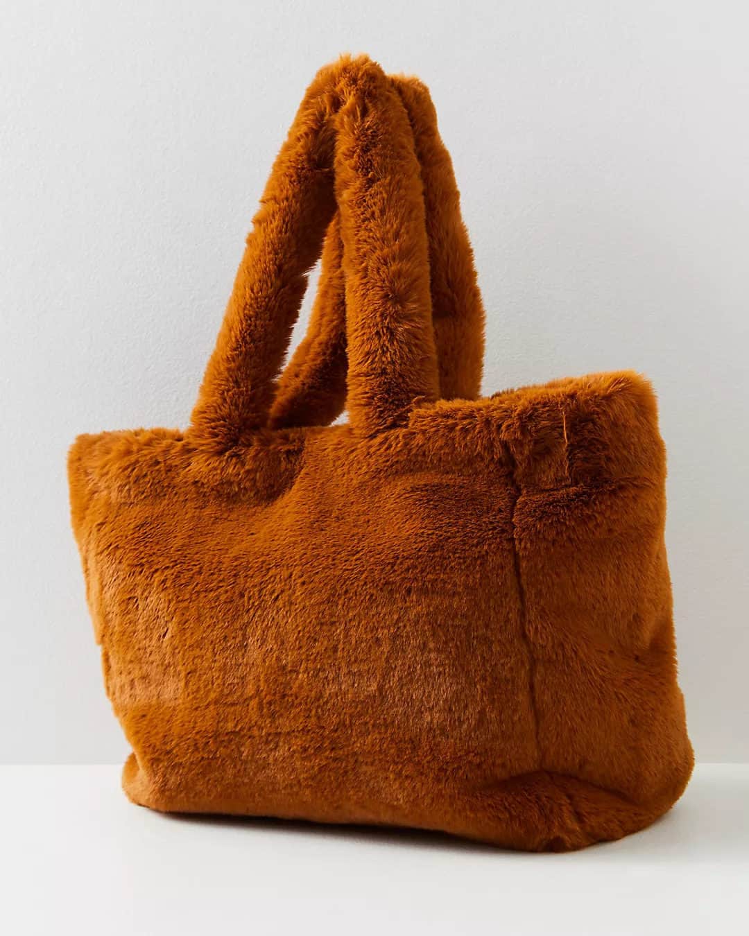 freepeopleのインスタグラム：「Your cozy companion. Link in bio to shop the top-rated Cozy Commuter Tote.」