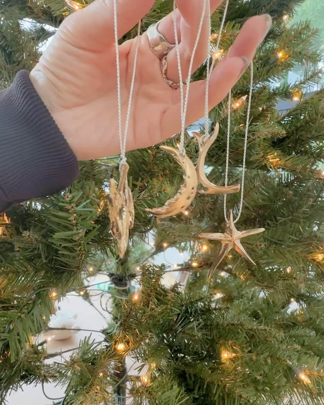 三苫愛のインスタグラム：「Soon to be Christmas ⚪︎⚪️。・⚪️✴︎ PLUIEからクリスマスツリーオーナメントが発売されます⭐︎✴︎ 最近出したばっかりのツリーにつけたら可愛すぎました🥹リースや卓上ツリーでも可愛い🎄 @pluiehair @pluietokyo @pluie_us」