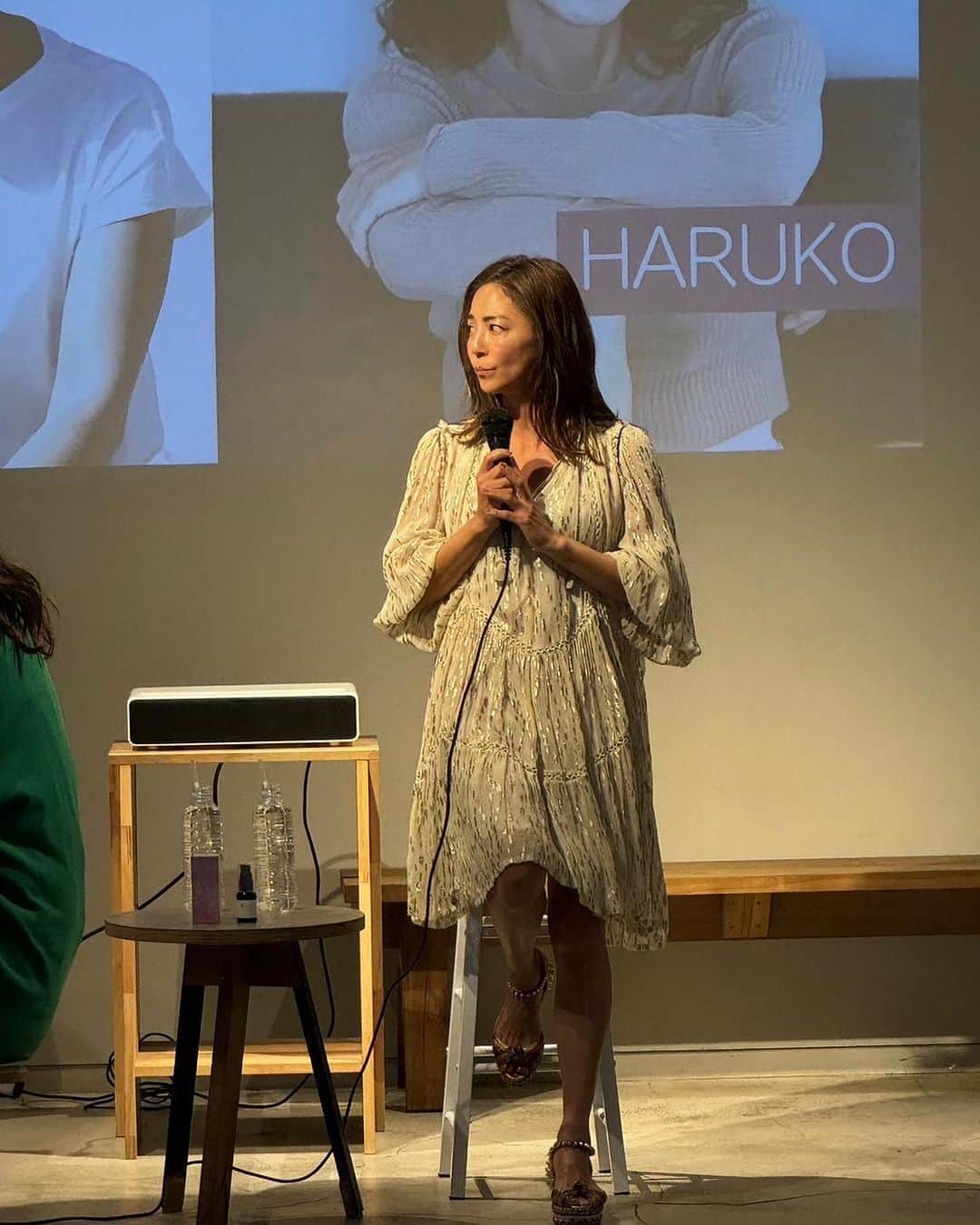 HARUKO（真木明子）さんのインスタグラム写真 - (HARUKO（真木明子）Instagram)「スペシャルアンバサダーに就任いたしました ビオナロフェミニンオイルのメディア発表会 @beonaroll.co.jp  😊  私自身、デリケートゾーンの変化に右往左往する年代のど真ん中にいて フェミニンケアの重要性をひしひしと感じている今日この頃  素晴らしい成分と素晴らしいテクスチャを兼ね備えたビオナロ　フェミニンオイルの素晴らしさを多くの皆様にお届けするお手伝いができてとても嬉しく思っております❤️  CBDの正しい情報と知識を修得している プロダクトディレクションをされた @sao_1127 の 「CBDとは」のお勉強会 そしてトークショーはとても楽しい時間でした😊  とにかく私がこのオイルを ２ヶ月間毎日使い続けて 一番思ったのが デリケートゾーンの安定は 心の安定につながるということ！！  是非 このビオナロフェミニンオイルの素晴らしさを 皆様に体験して頂きたい❤️  何が素晴らしくて どう良いのか！ 少しづつアップしていきますね❤️  @akkoarius   #ビオナロ #フェムケア #フェミニンオイル #アンバサダー #更年期」11月16日 10時10分 - haruko227