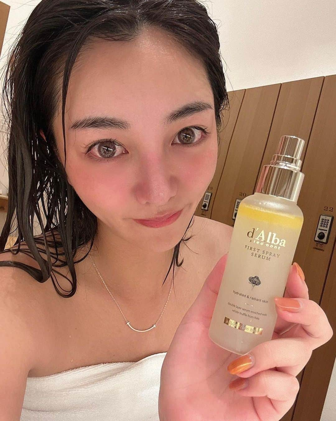 サヤカさんのインスタグラム写真 - (サヤカInstagram)「. お久しぶりです✨ "最近のお気に入り☺️ 韓国のSNSで「３秒ツヤミスト」の愛称でバズったdalbaのホワイトトリュフファーストスプレーセラム✨🥰   トナーとミストとセラム、エッセンスを一度にまとめてお肌にチャージできるから あまり時間がない時や、 お風呂上がりにささっと保湿できて本当に助かる☺️  旅行にも持って行って乾燥する飛行機の機内の中で使用するのもおすすめです✨ 容器も軽くて持ち歩きやすい😎！  保湿力がすごくて、ふきかけると3秒でお肌に水分をチャージしてくれて潤うの😊！  きめ細かいミストだからメイクの上からも使用出来てすぐにツヤ肌になるから、 ツヤ肌目指している人には特におすすめです🥺✨  Qoo10ランキング1位、韓国オリーブヤングでミスト・オイル部門ランキング1位という人気ぶりも納得です🤔  保湿力が高くていつでもどこでも使用できるミストを探している人は是非チェックしてみてください😌😌✨  #PR #ダルバ #ダルバヴィーガン #dalba"」11月16日 10時03分 - saya._.workout