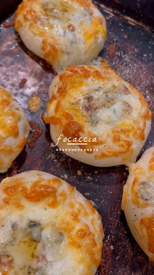 のインスタグラム：「2023.11.16  おはようございます 丘の上のパン屋です。  本日も焼き立てパンを豊富にご用意しています。 フォカッチャも種類豊富に焼き上げています。  ●フォカッチャ一覧 ・枝豆と生ハムのフォカッチャ ・フォカッチャフロマージュ ・シュークルート ・フォカッチャボロネーゼ ・スパイシーポテト ・生ハムとマスカルポーネ  どちらもオススメのフォカッチャとなりますので、ぜひ食べ比べしてみてください。  バゲットサンド・サンドウィッチは、10:00～10:30頃に随時ご用意させて頂きます。  今日も焼き立てパンとともに 宜しくお願い致します。」